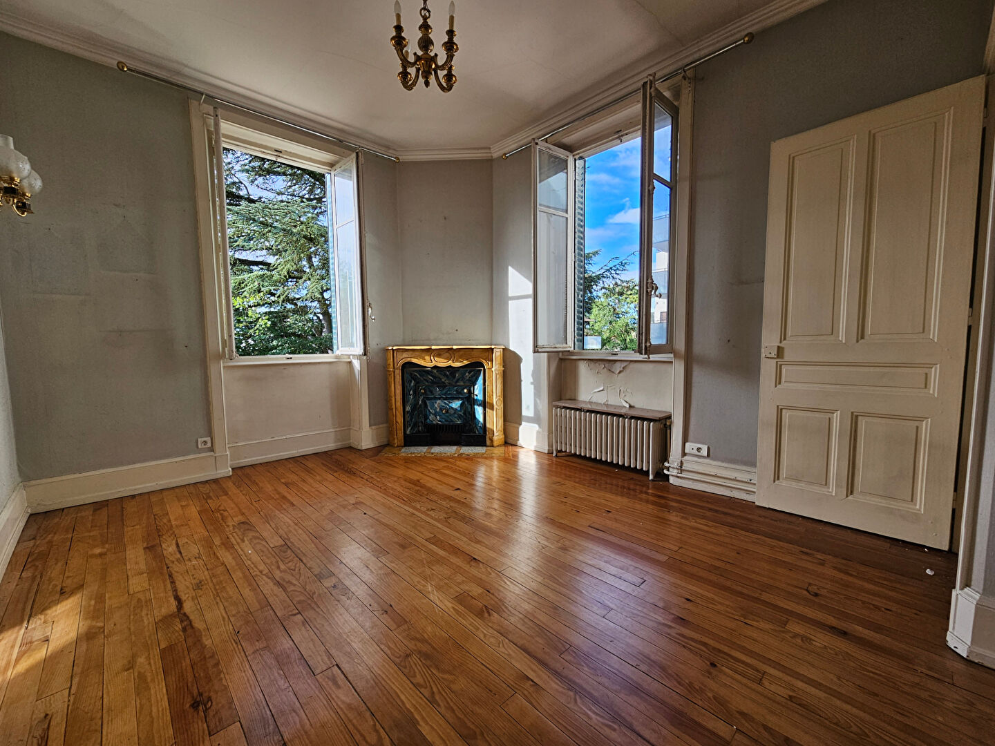 Photo Maison Bourgeoise 7 pièces sur parcelle 1638 m² CREPIEUX image 5/6