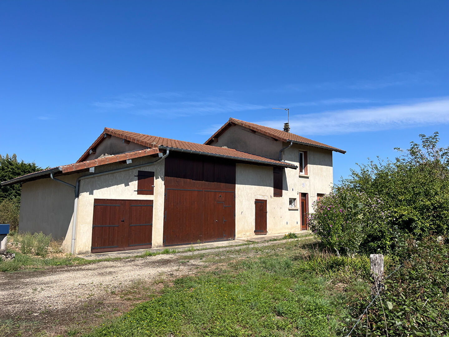 A vendre Certines maison 68 m2 avec dépendances et terrain 1745 m2