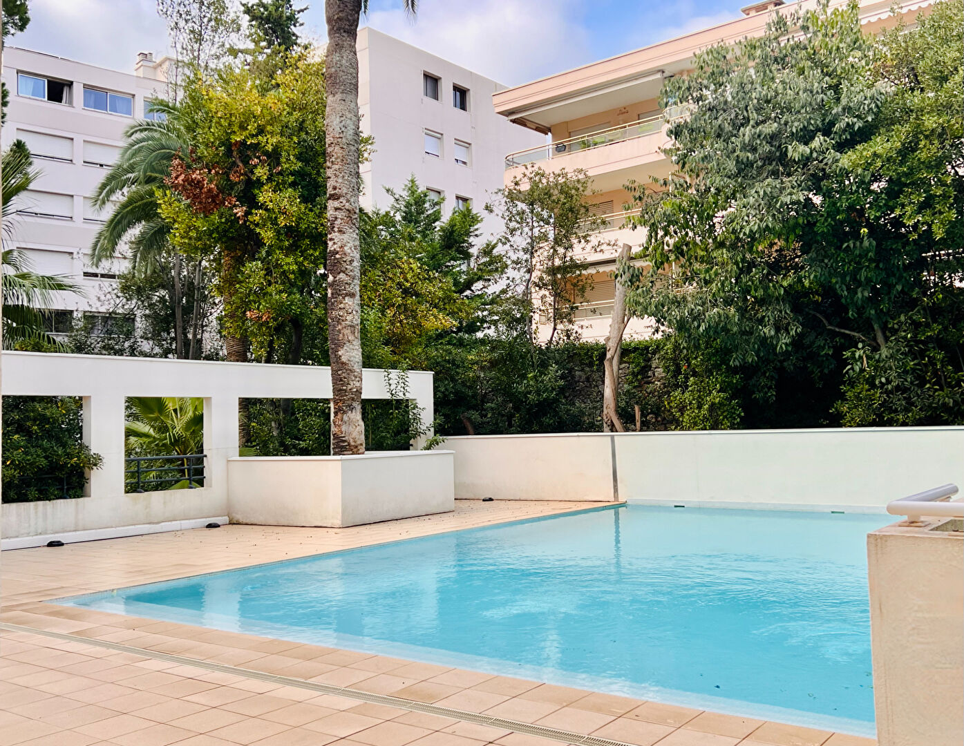 Photo CANNES ISOLA BELLA : GARAGE FERME DANS RESIDENCE SECURISEE image 2/2