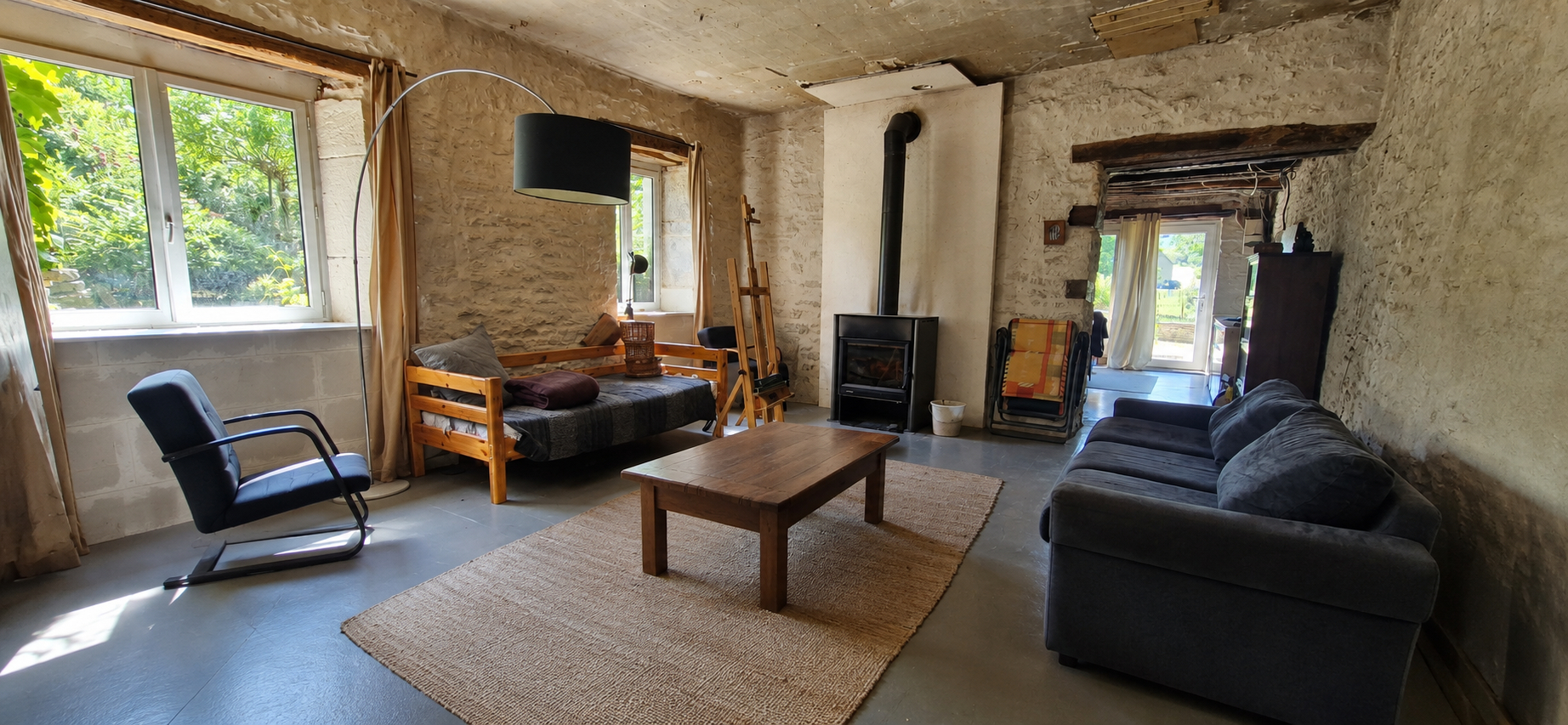 Maison en pierre de caractère à rénover . Un véritable coup de coeur pour les amoureux de l'authenticité !