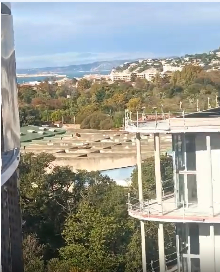 Photo LIVRAISON IMMEDIATE DERNIER ETAGE RARE ET VISITABLE : RETOUR A LA VENTE D'UN MAGNIFIQUE T4 DE 107M2 AVEC UNE BELLE TERRASSE DE 32M2 AVEC PISCINE SUR LE TOIT VUE MER!!! image 2/6