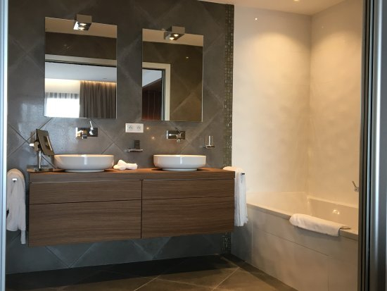 Photo SUPERBE VILLA CONTEMPORAINE T5 AVEC + de 220m²  DE JARDIN EN COPROPRIETE FERMEE ET SECURISEE image 3/4