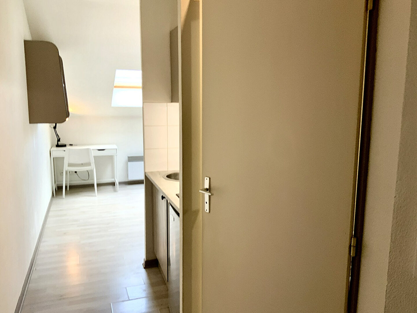 Photo Studio meublé 18 m² Lumière Lyon 69008 image 2/6