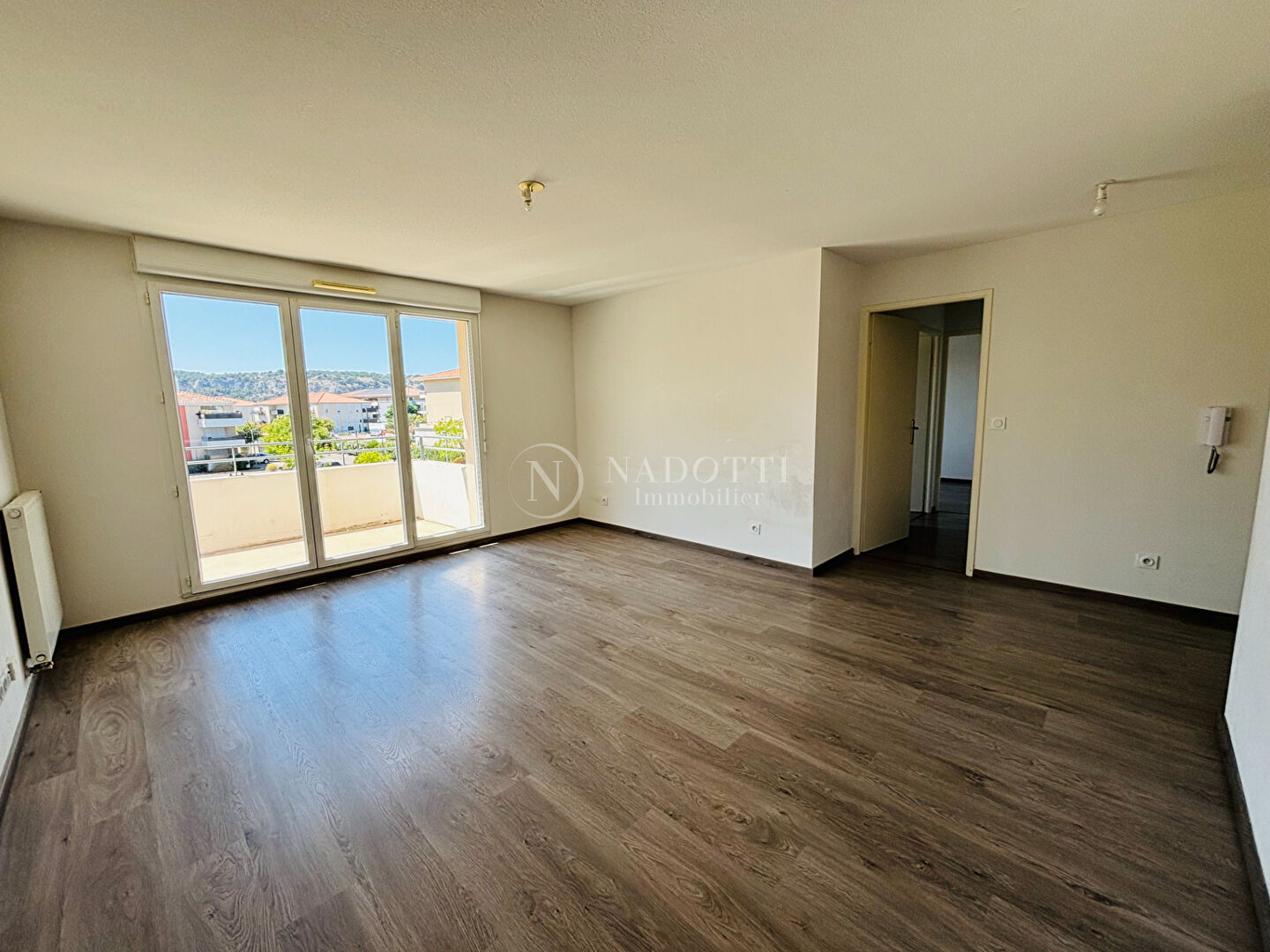 Photo Appartement récent de type 3 avec balcon et parking. image 2/6