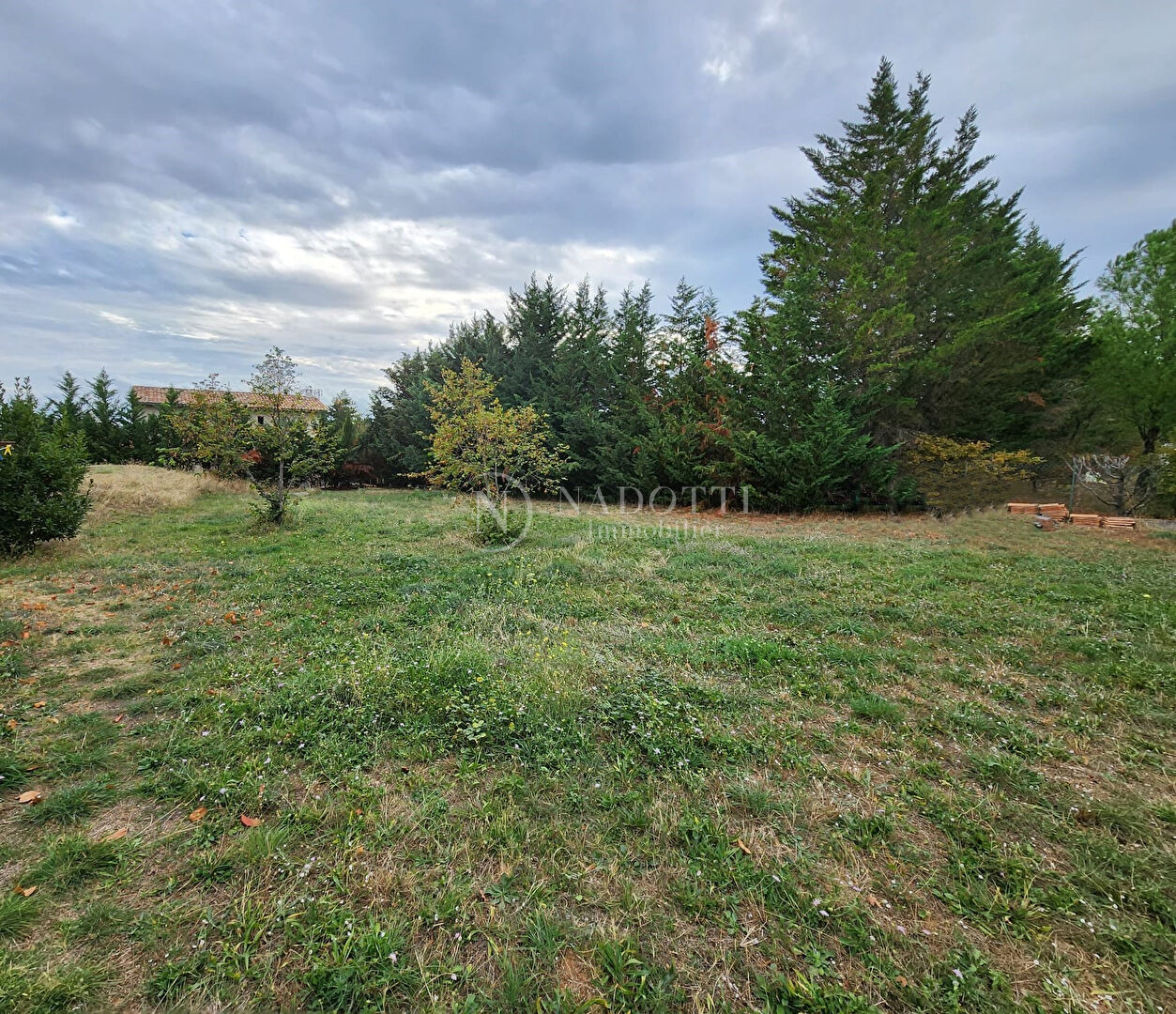 Photo CUCURON : Parcelle de 873 m², Votre Toile Vierge pour un Projet Unique ! image 3/3