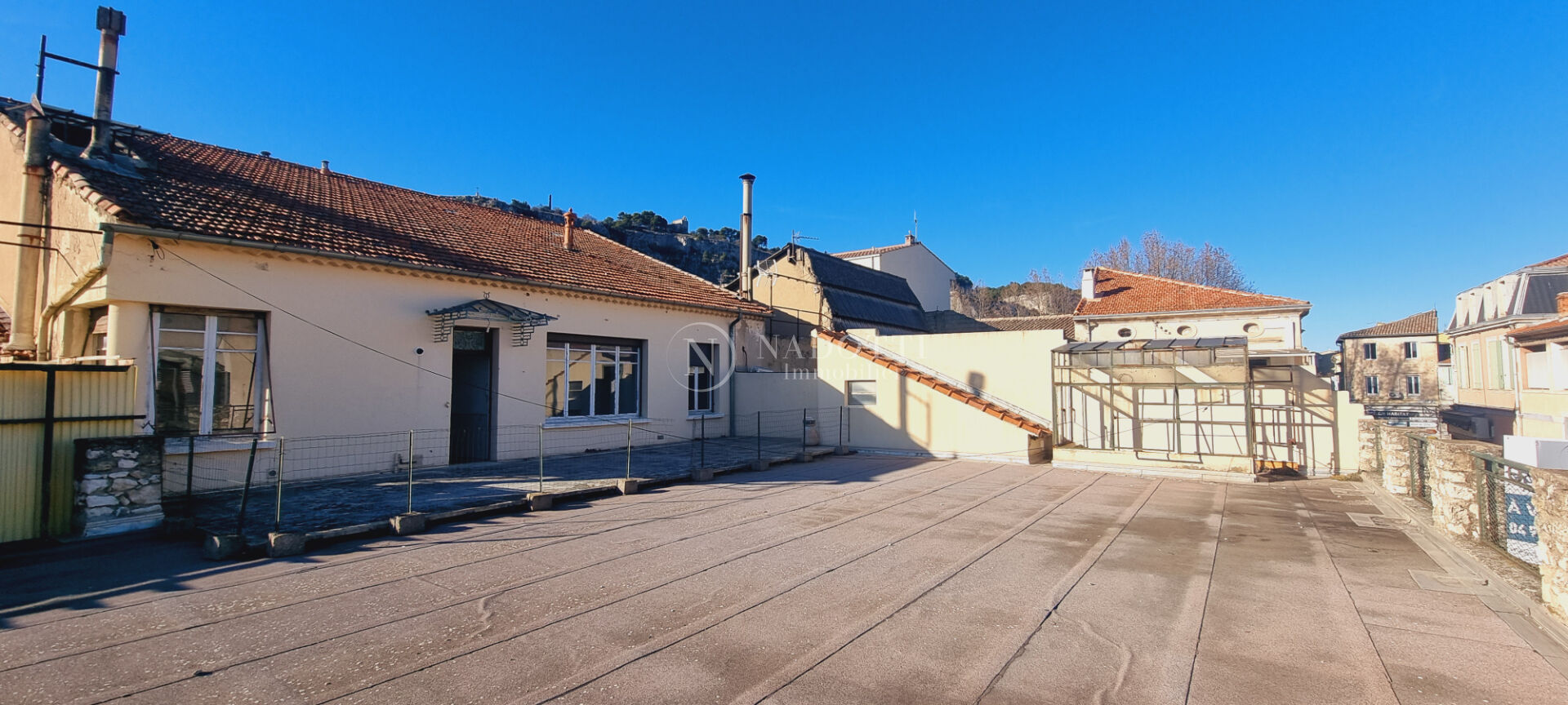 Photo Unique - Appartement de 95 m²  avec 206 m² de terrasse à rénover. image 3/5