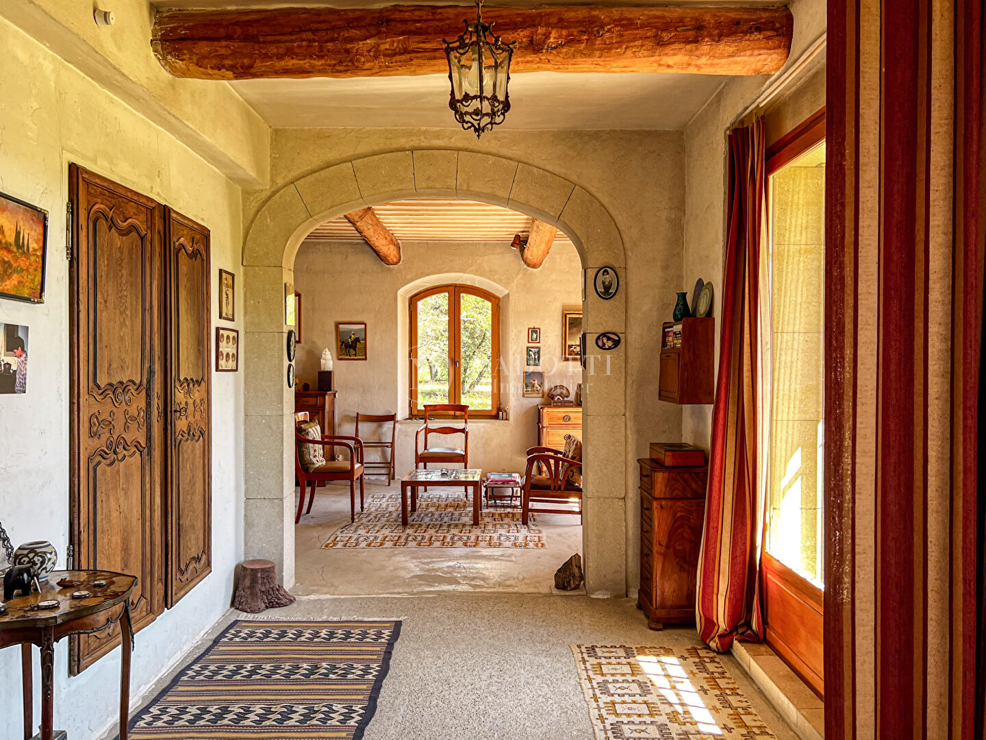 Photo BASTIDE EN CAMPAGNE DE BONNIEUX AVEC BOX A CHEVAUX ET CARRIERES image 1/6