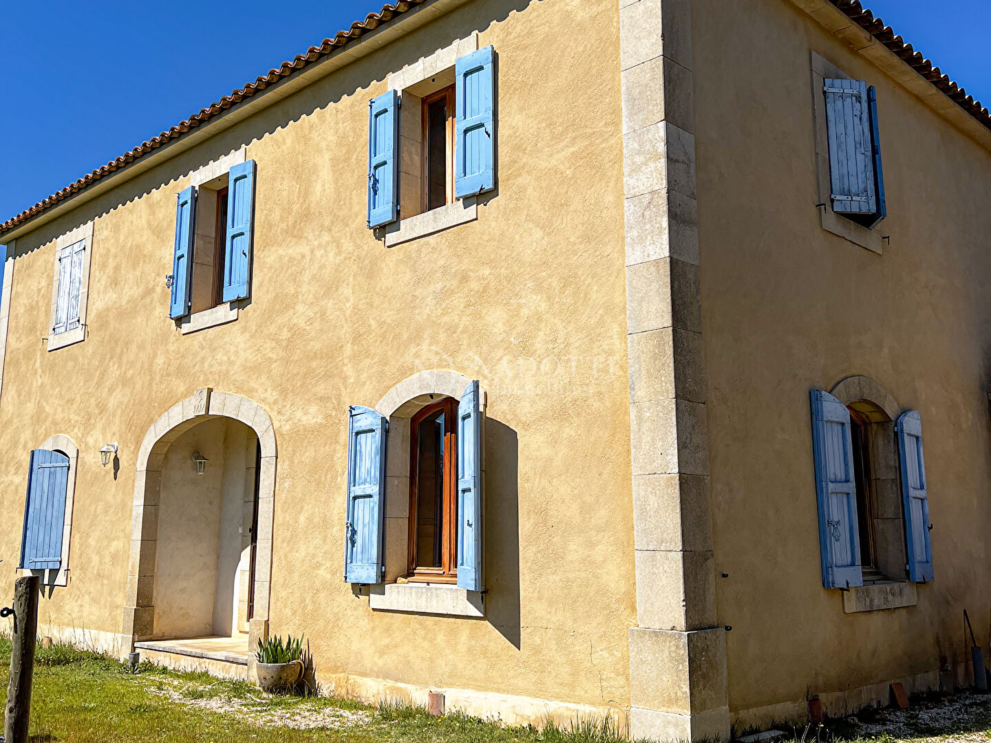 Photo BASTIDE EN CAMPAGNE DE BONNIEUX AVEC BOX A CHEVAUX ET CARRIERES image 2/6