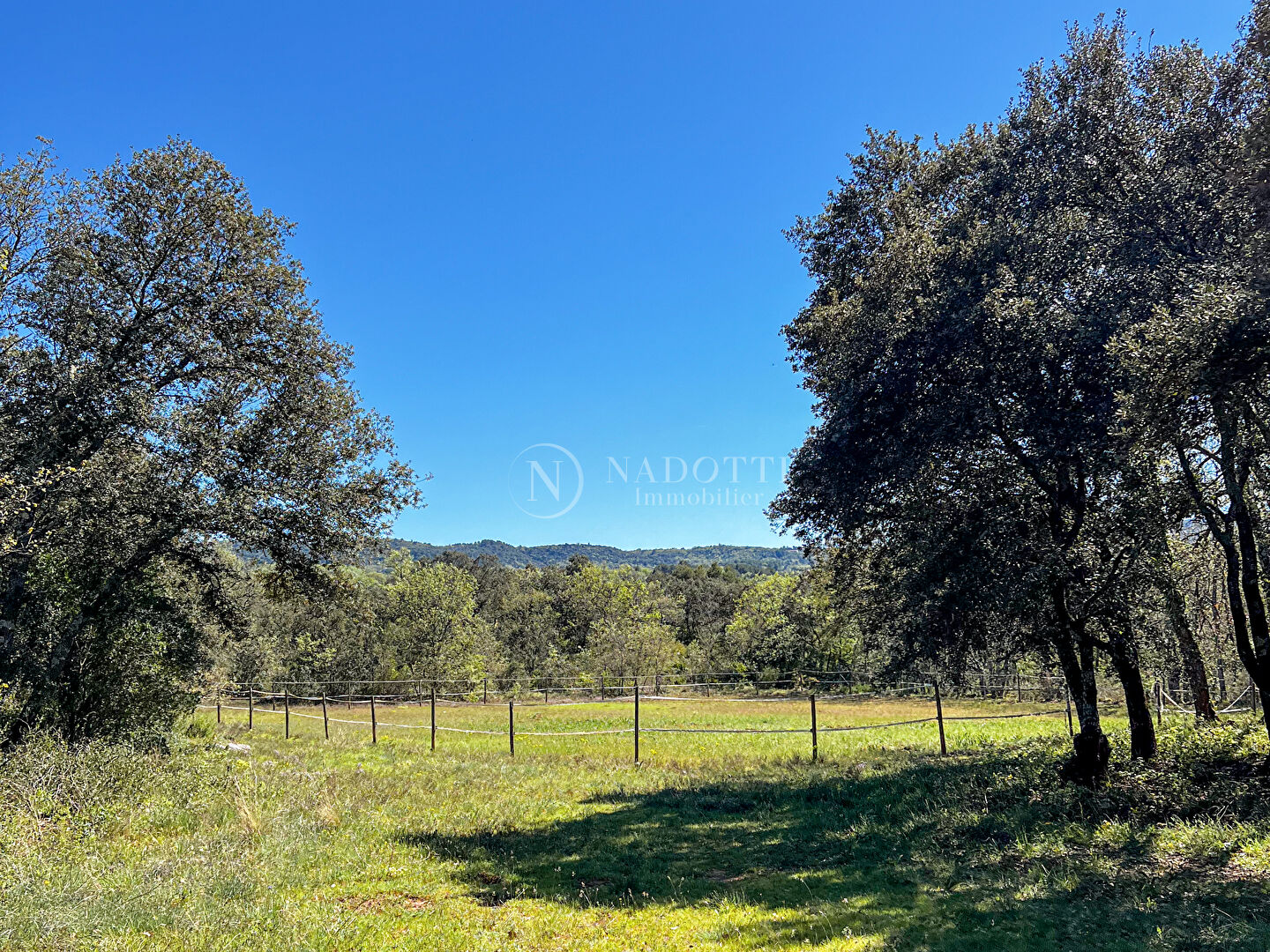 Photo BASTIDE EN CAMPAGNE DE BONNIEUX AVEC BOX A CHEVAUX ET CARRIERES image 3/6