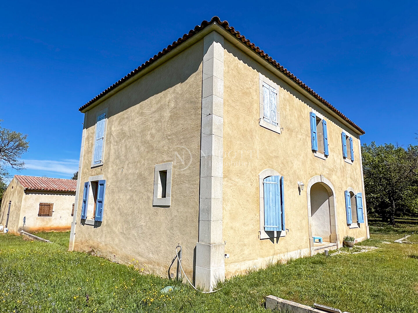 Photo BASTIDE EN CAMPAGNE DE BONNIEUX AVEC BOX A CHEVAUX ET CARRIERES image 5/6