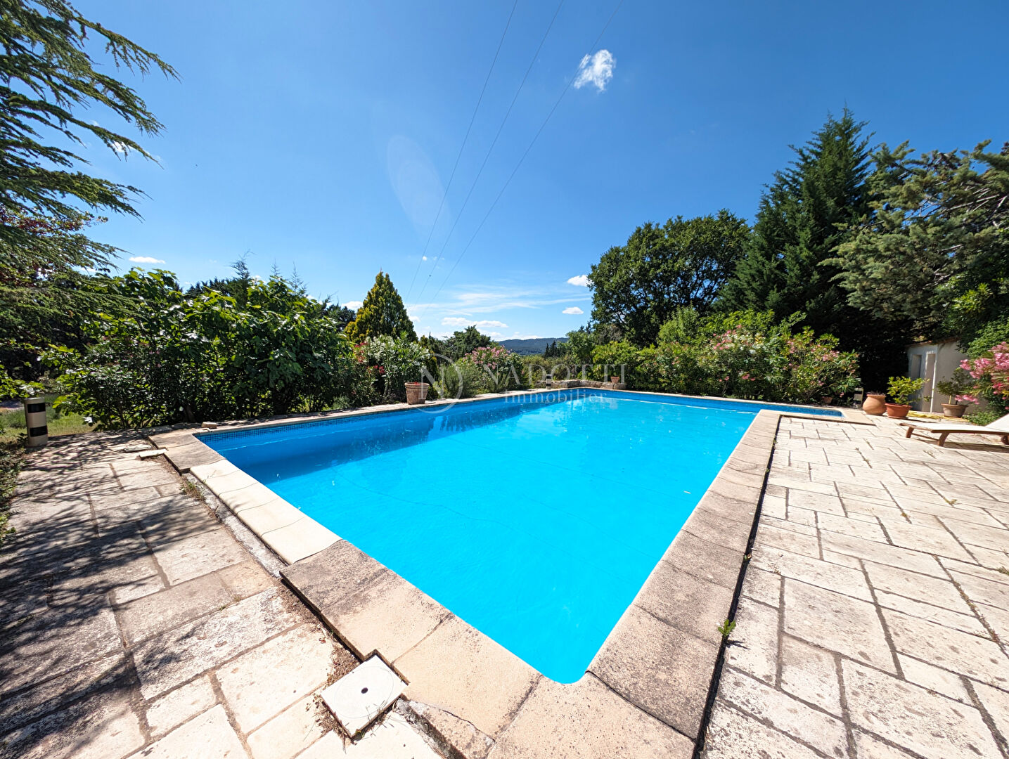 Photo A VENDRE, Rognes, propriété de 250 m² , terrain 6880 m² et pisine 12X6 image 2/6