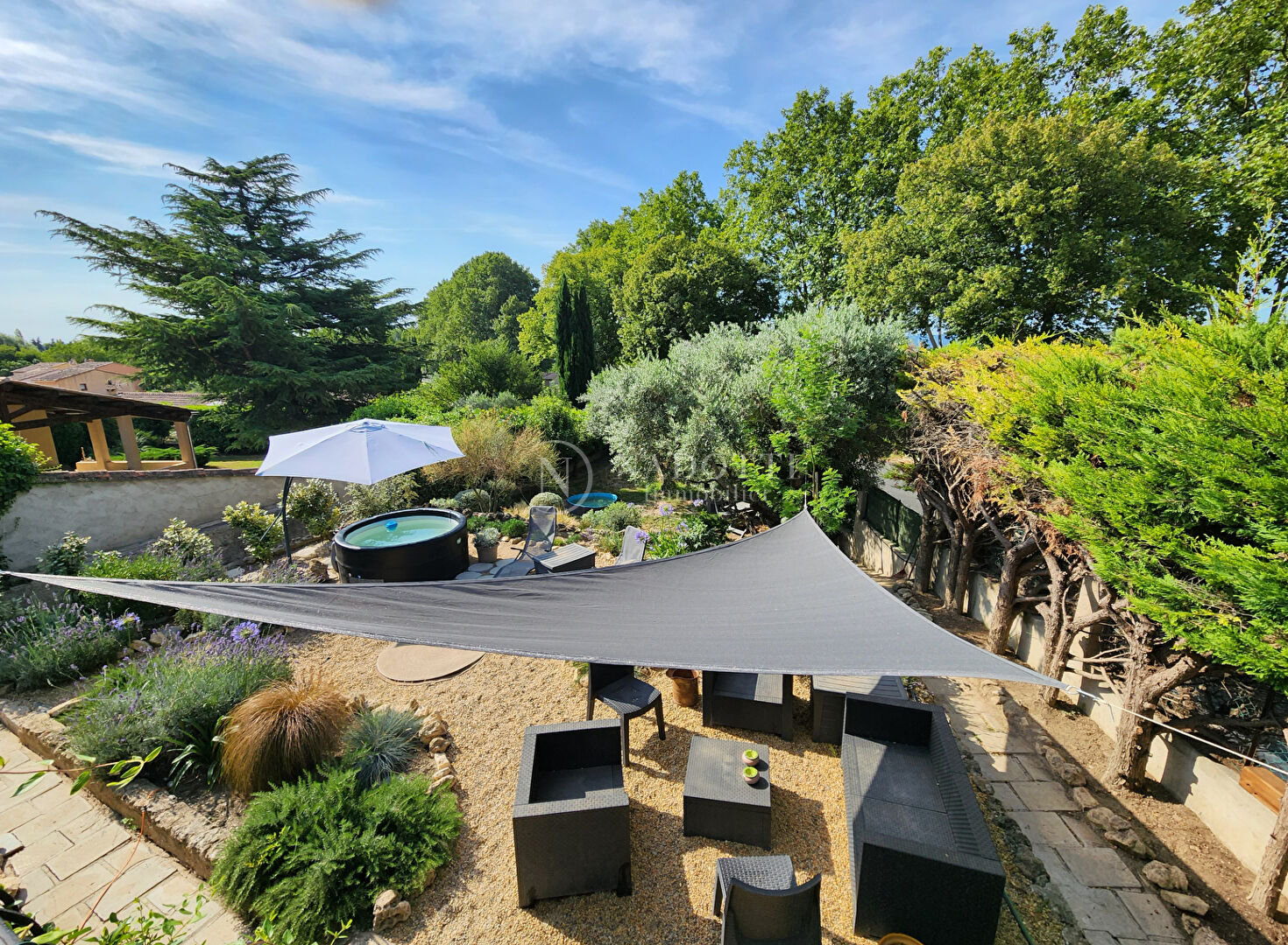 Photo A Cucuron, Charmante Villa Rénovée de 3 Chambres avec Jardin Luxuriant dans un Cadre Idéal ! image 2/6