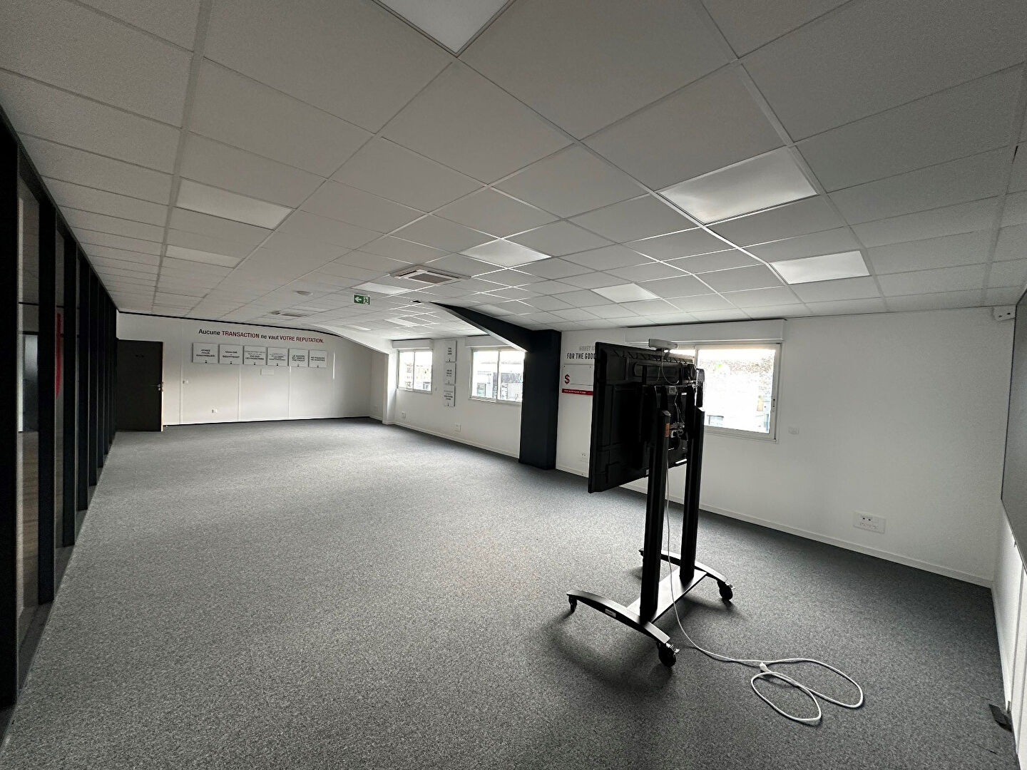 Photo Bureaux Beaucouze 600 m2 image 2/4