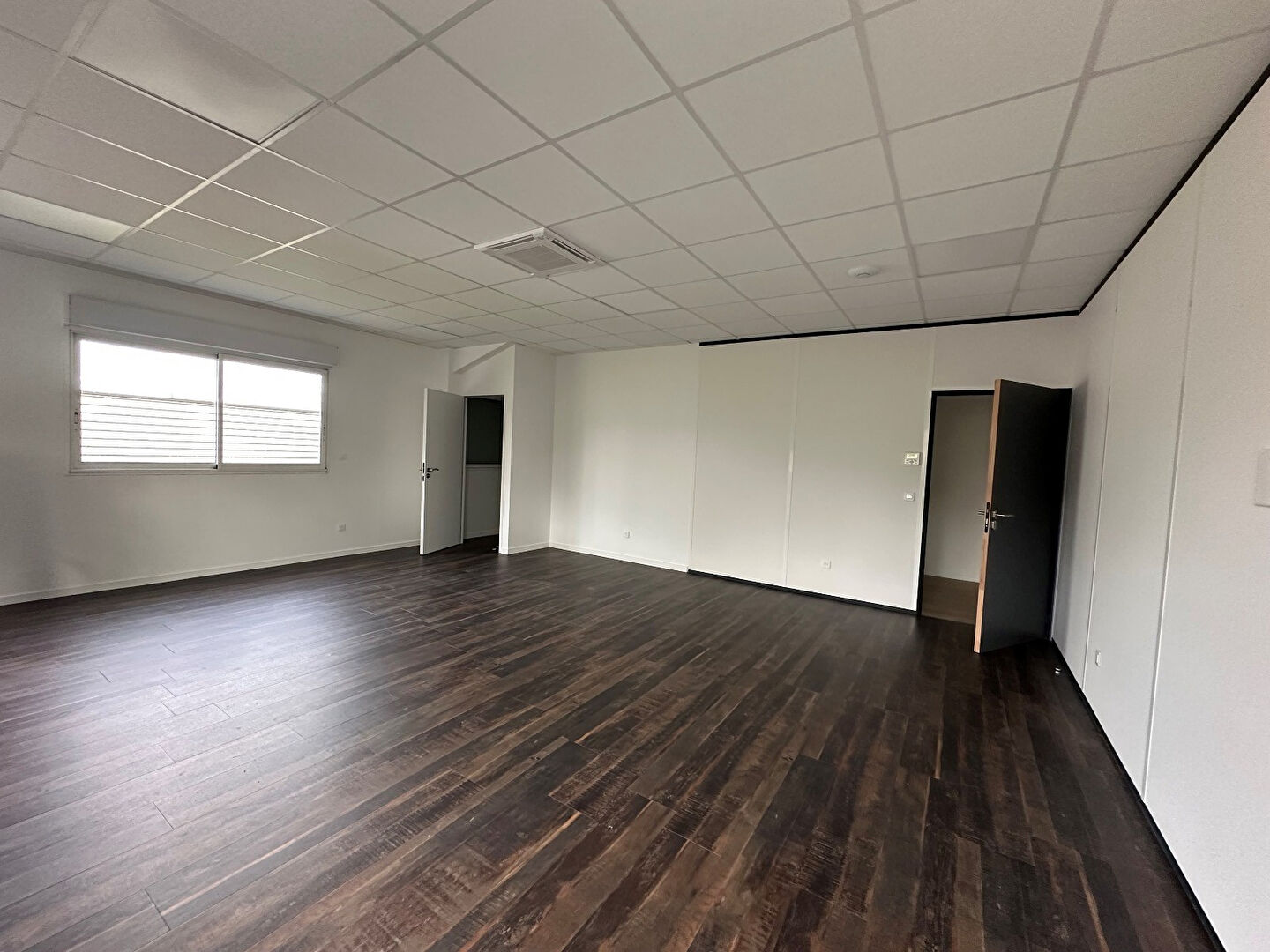 Photo Bureaux Beaucouze 600 m2 image 4/4