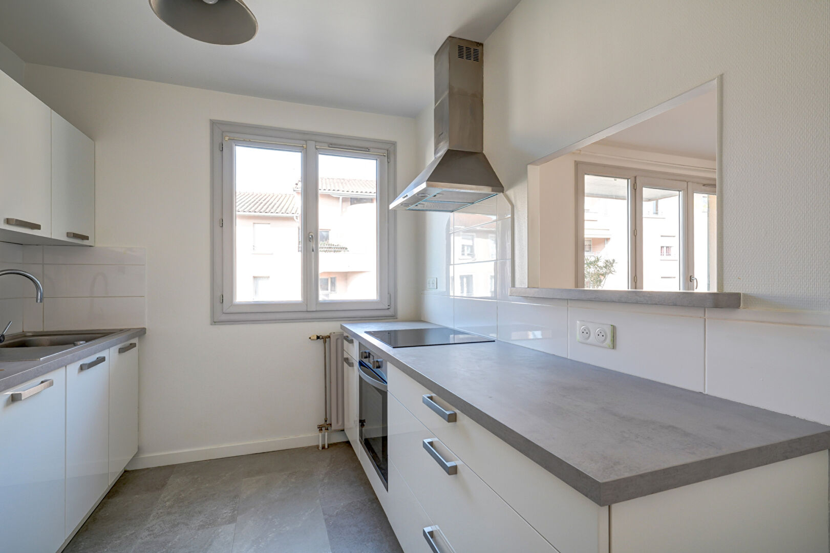 Photo T2 refait à neuf - Centre ville - Balcon, Garage, Parking image 3/6