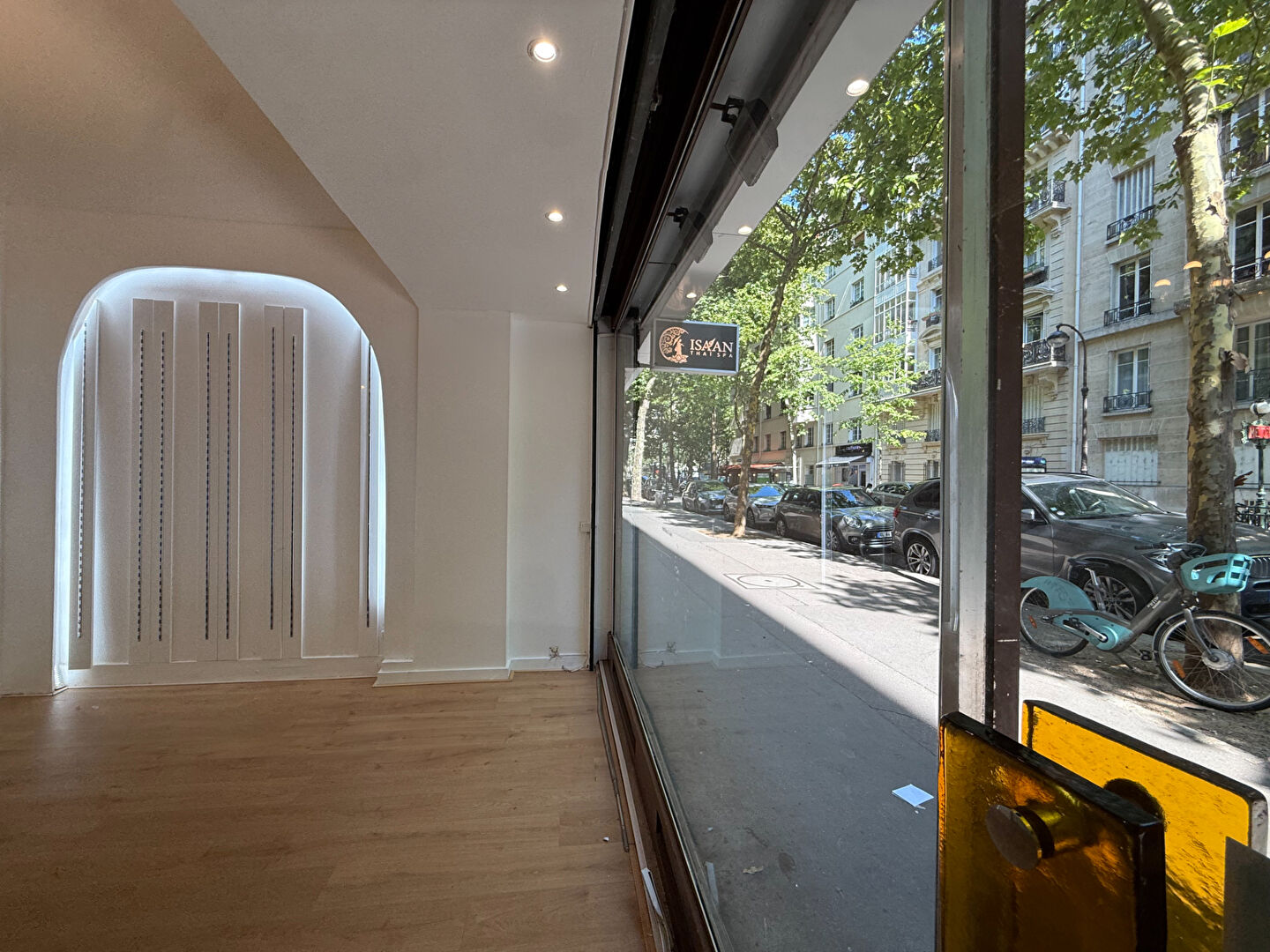 Photo Local commercial Paris 56 m2 image 1/6