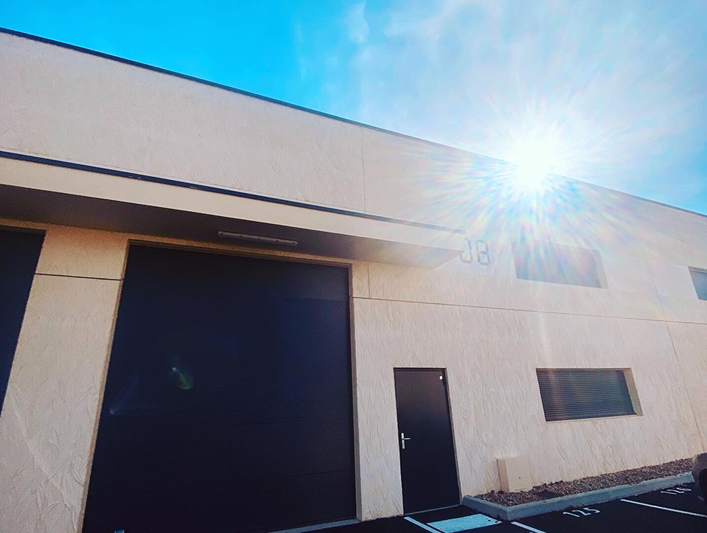 LOCAL D'ACTIVITE DE 224 m2 SECURISE - ZONE D'ACTIVITE