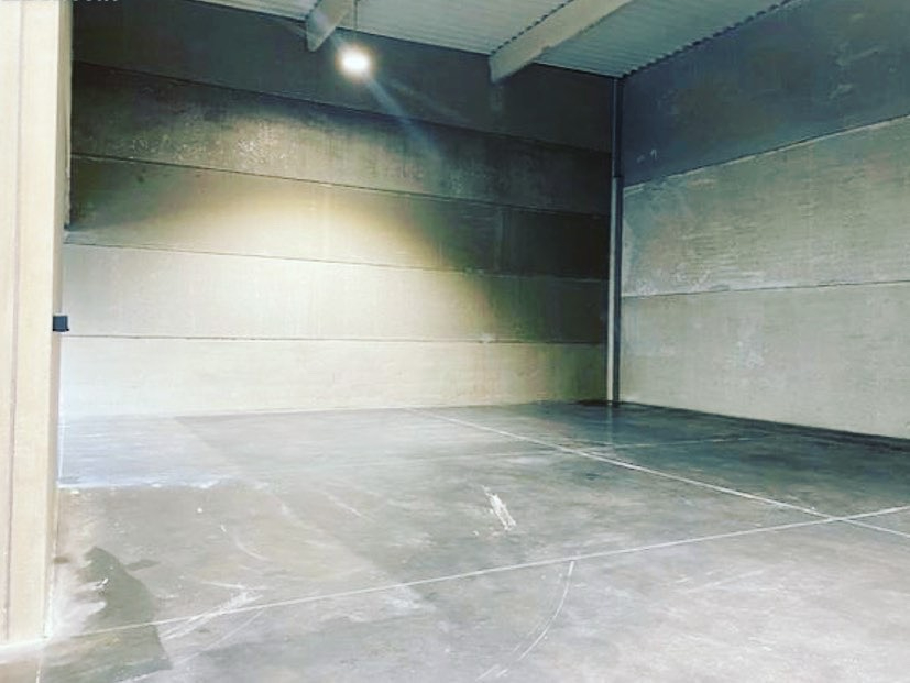 Photo LOCAL D'ACTIVITE DE 224 m2 SECURISE - ZONE D'ACTIVITE image 2/5