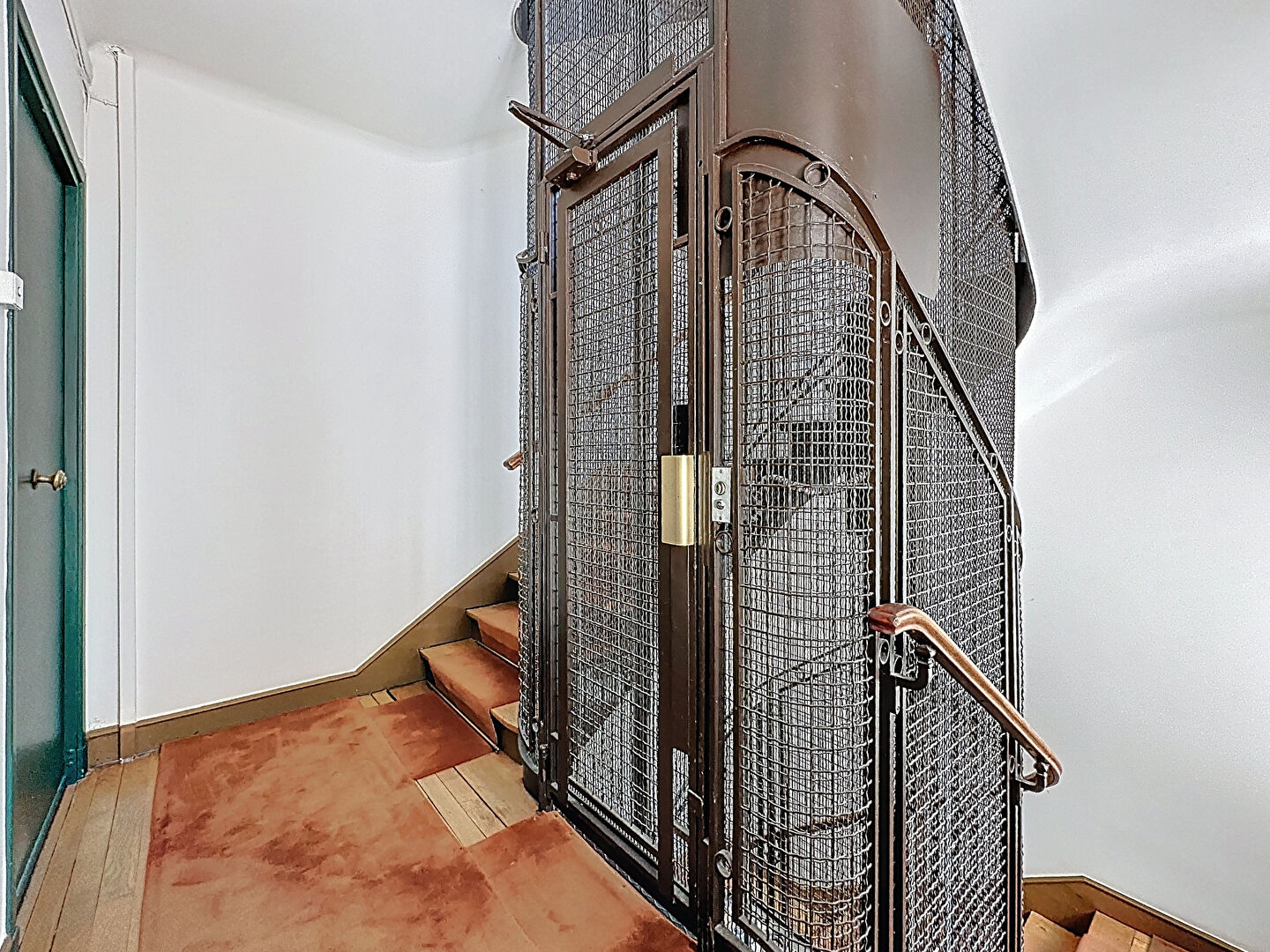 Photo Studio avec vue sur les Invalides et Tour Eiffel image 6/6