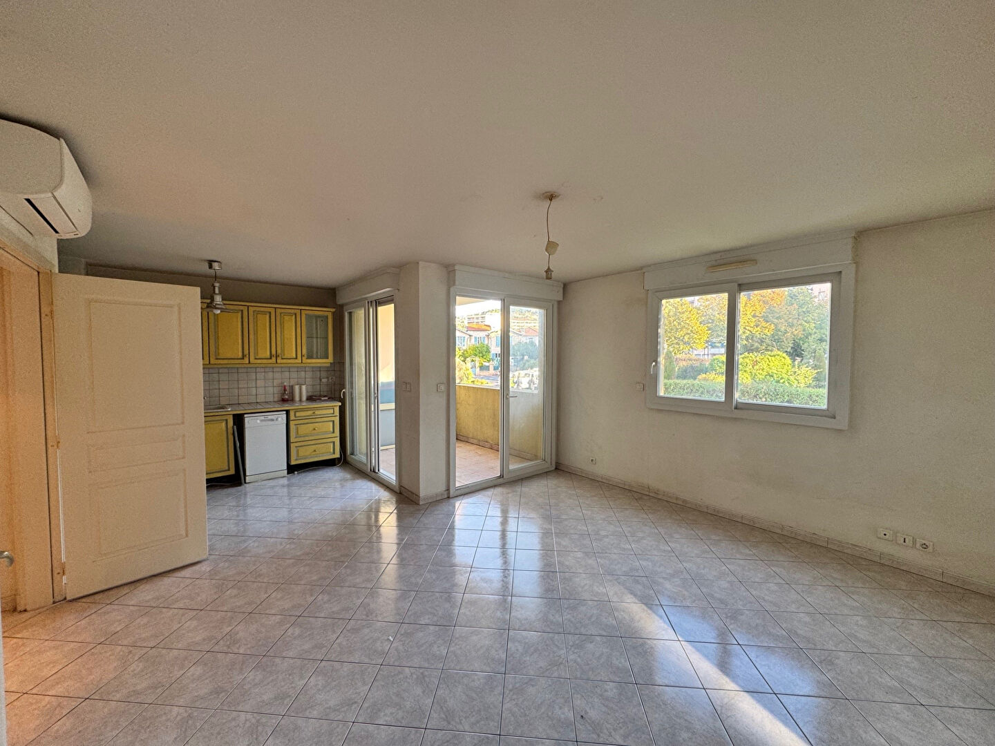 Le Cannet / Cannes Spacieux 3 pièces traversant avec loggia et garage