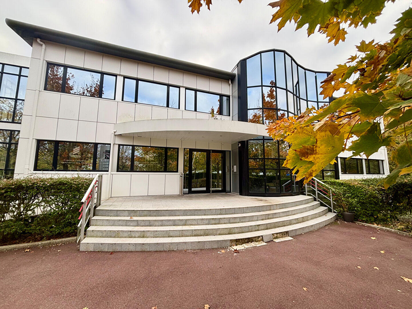 Photo Bureaux 442.84 m2 - Proche A4 image 2/6