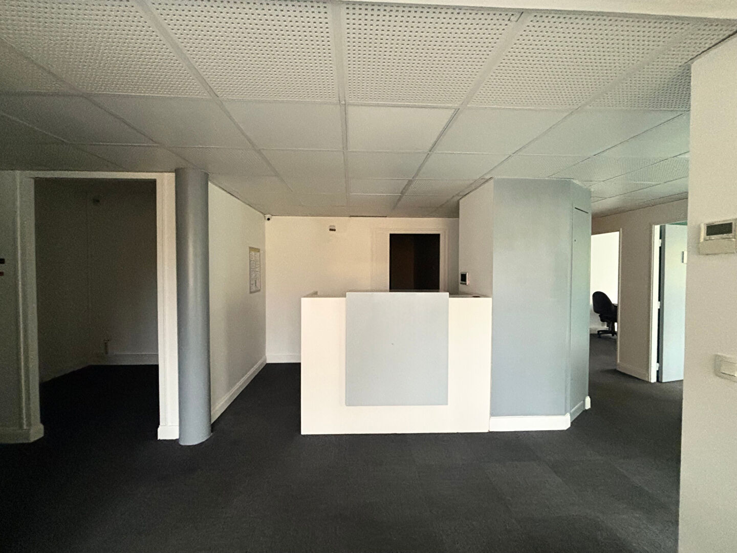 Photo Bureaux 442.84 m2 - Proche A4 image 3/6