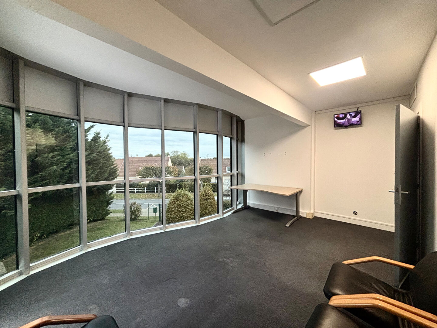 Photo Bureaux 442.84 m2 - Proche A4 image 4/6