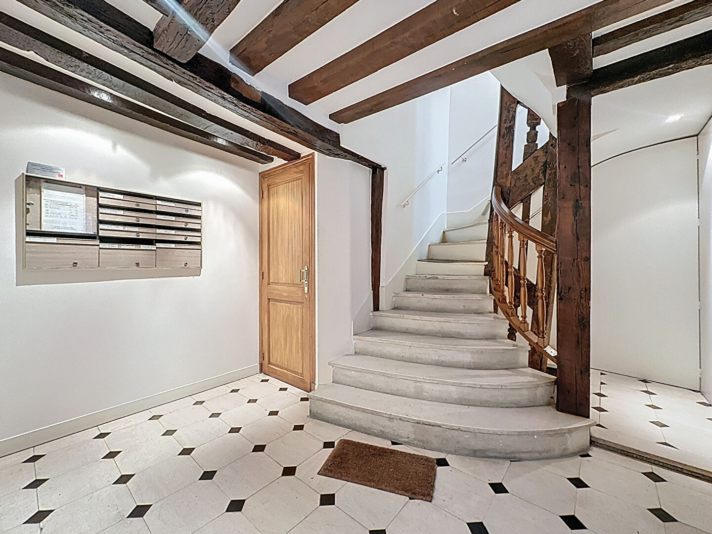 Photo Studio calme et lumineux dans bel immeuble ancien - Paris 2e image 5/6