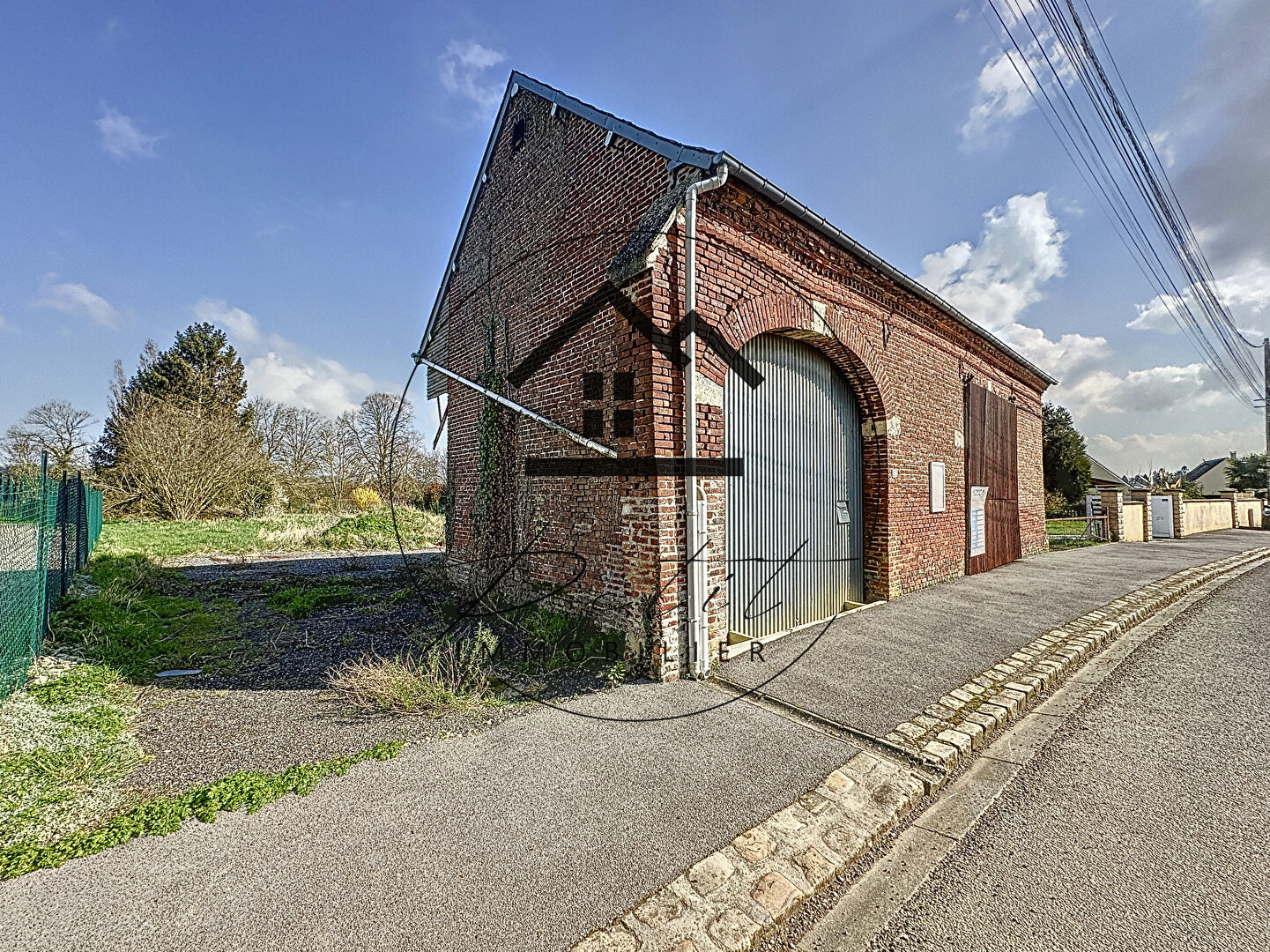 Photo Une grange à rénover. image 1/6