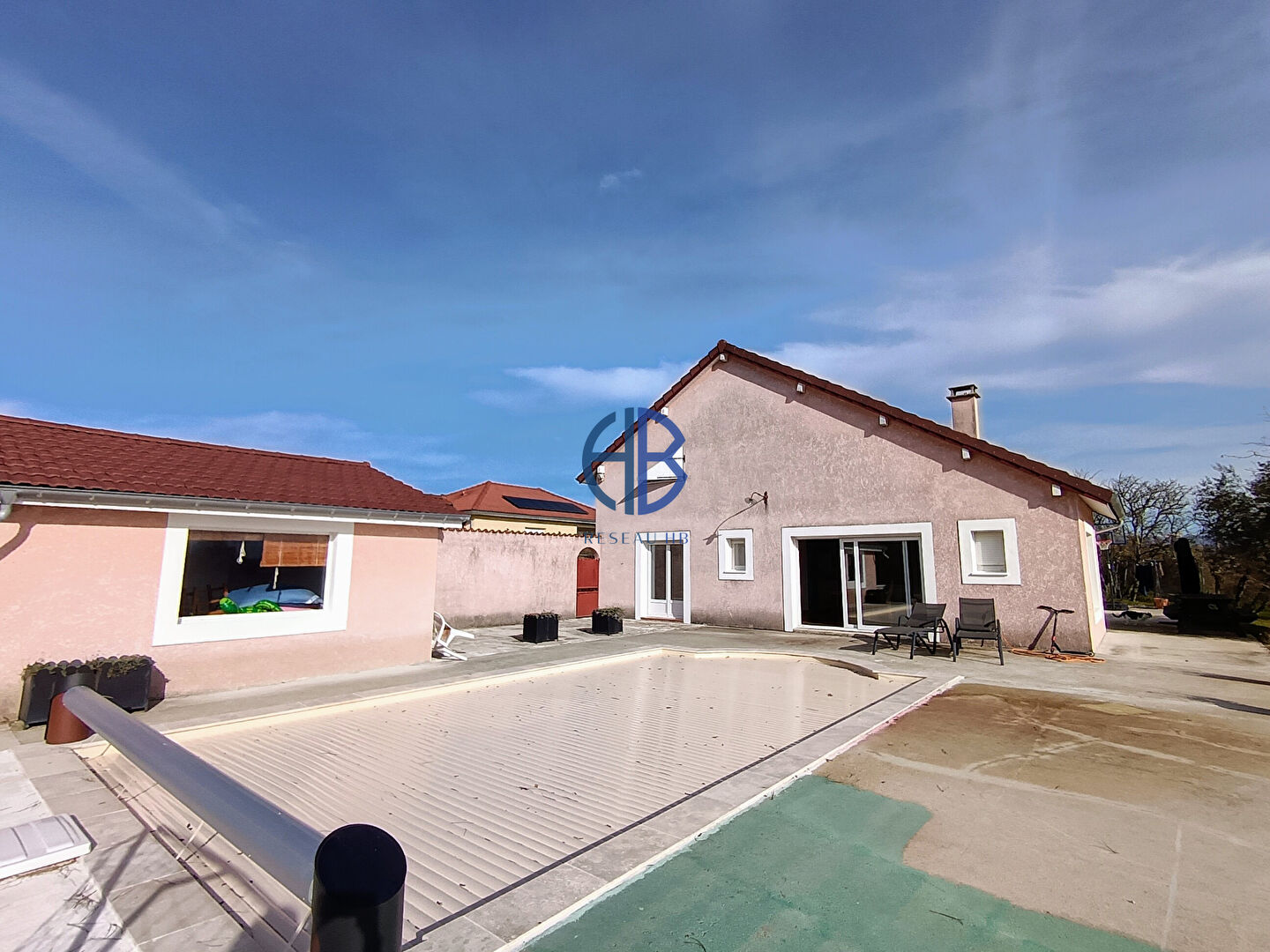 grande maison avec belle vue, piscine, sous-sol