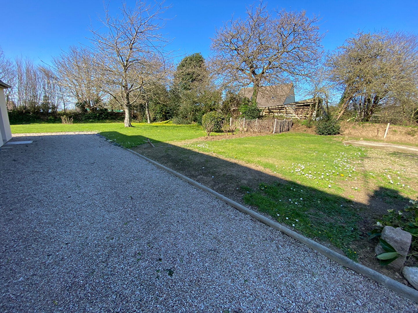 MAISON DE PLAIN PIED DE TYPE F3 AVEC GARAGE ET JARDIN A URVILLE