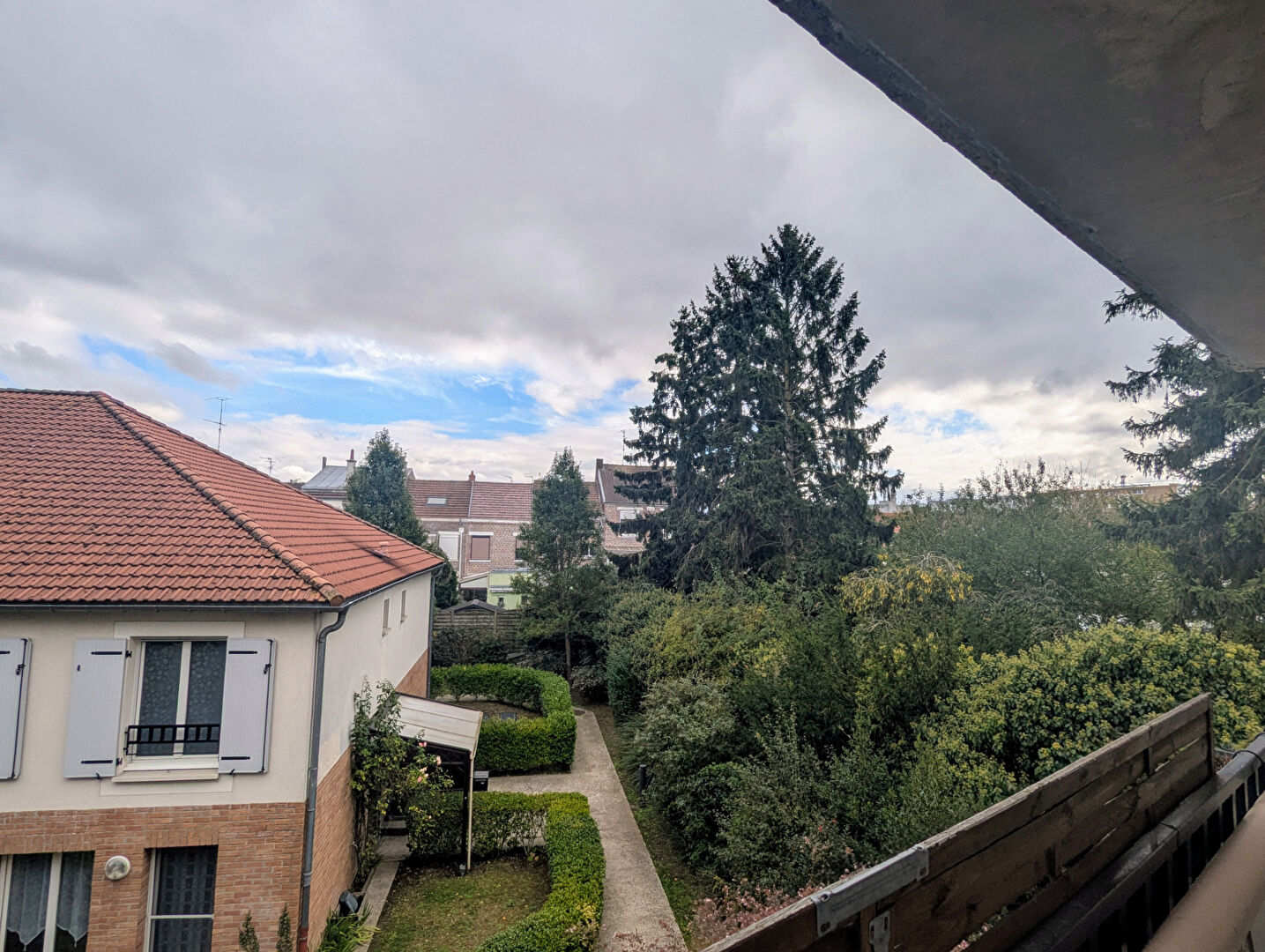 T2 lumineux avec terrasse et place de parking