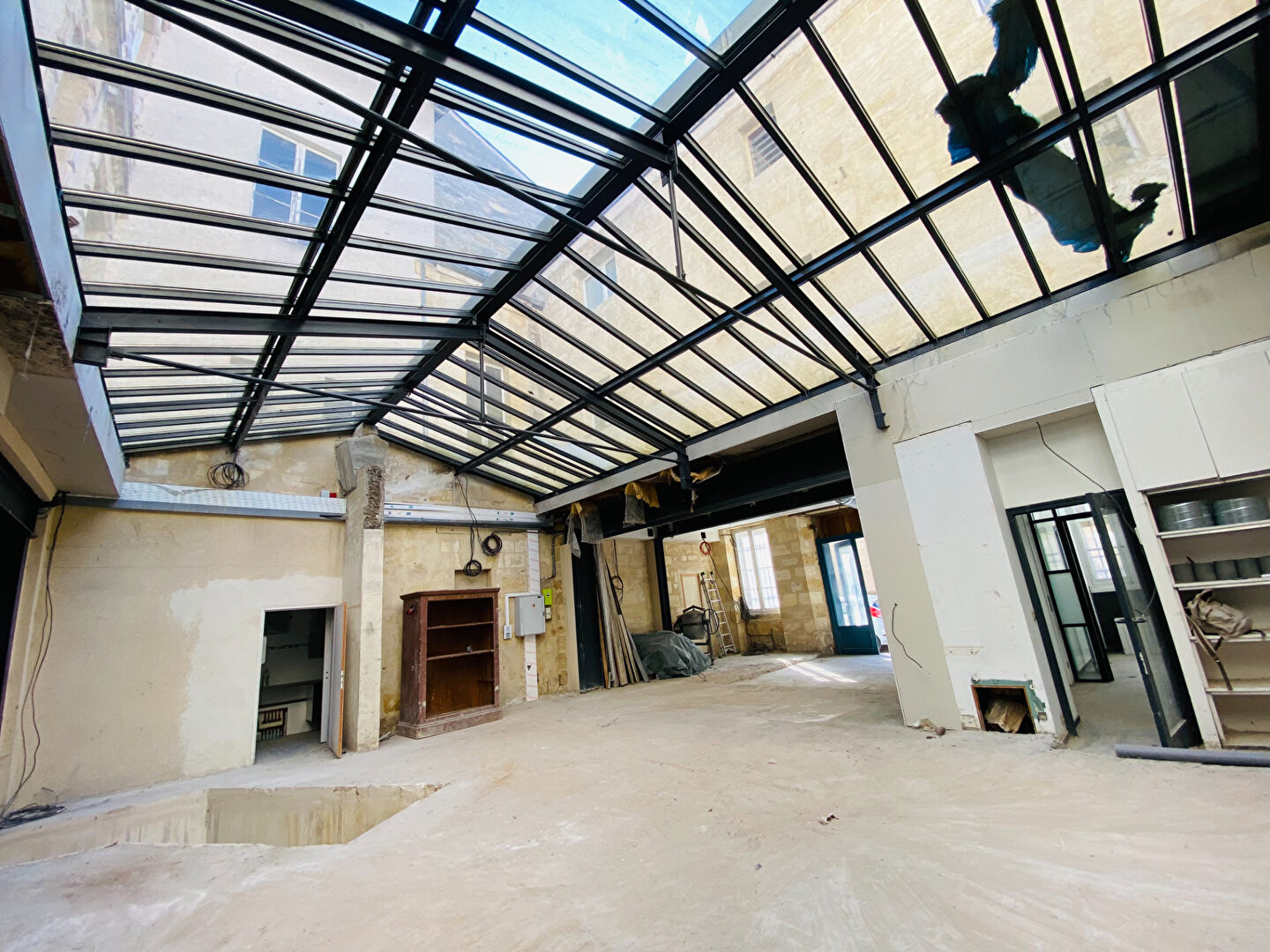 Local commercial Bordeaux 264 m2 et 70m² de caves.