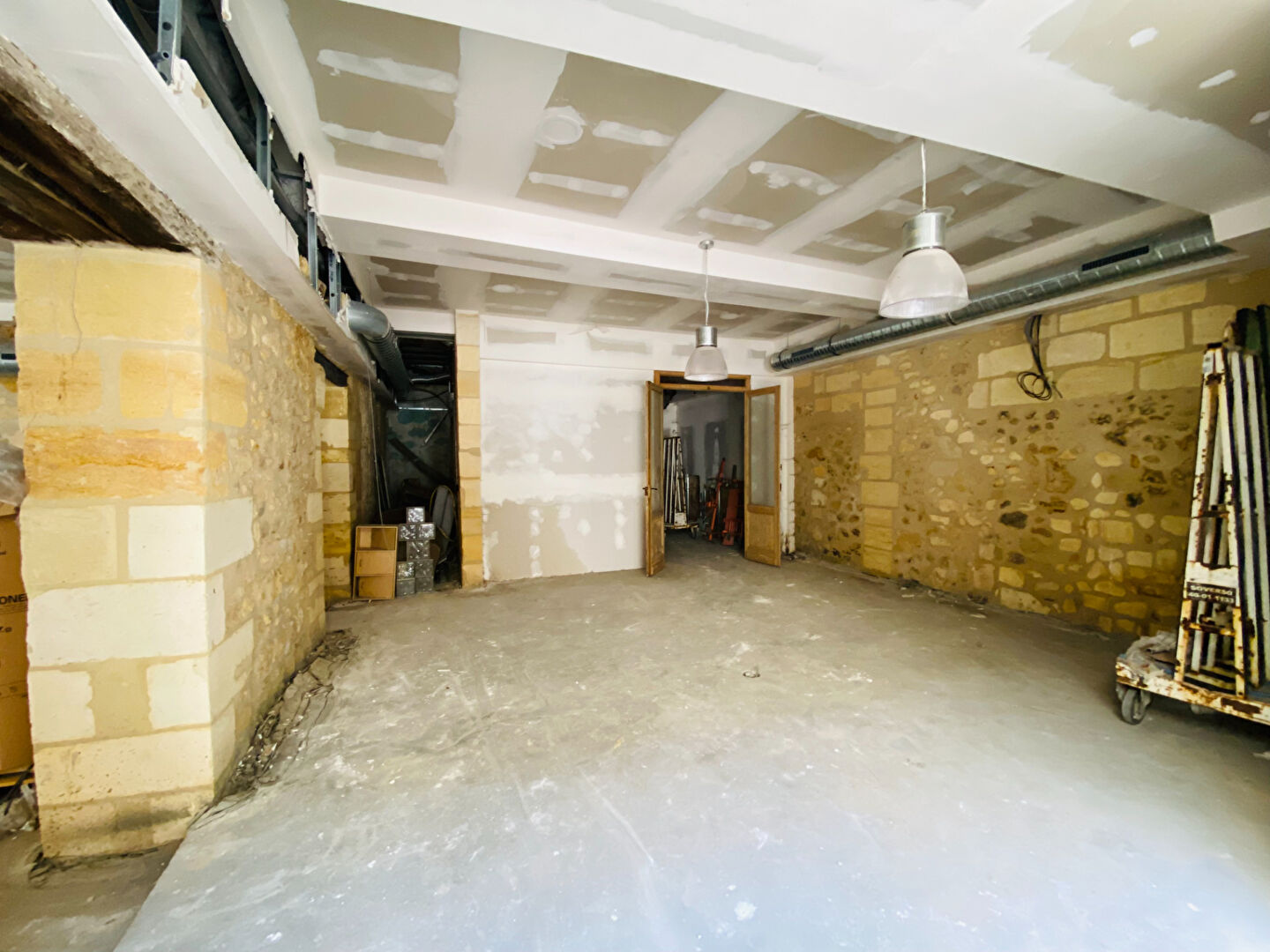 Photo Local commercial Bordeaux 264 m2 et 70m² de caves. image 3/6