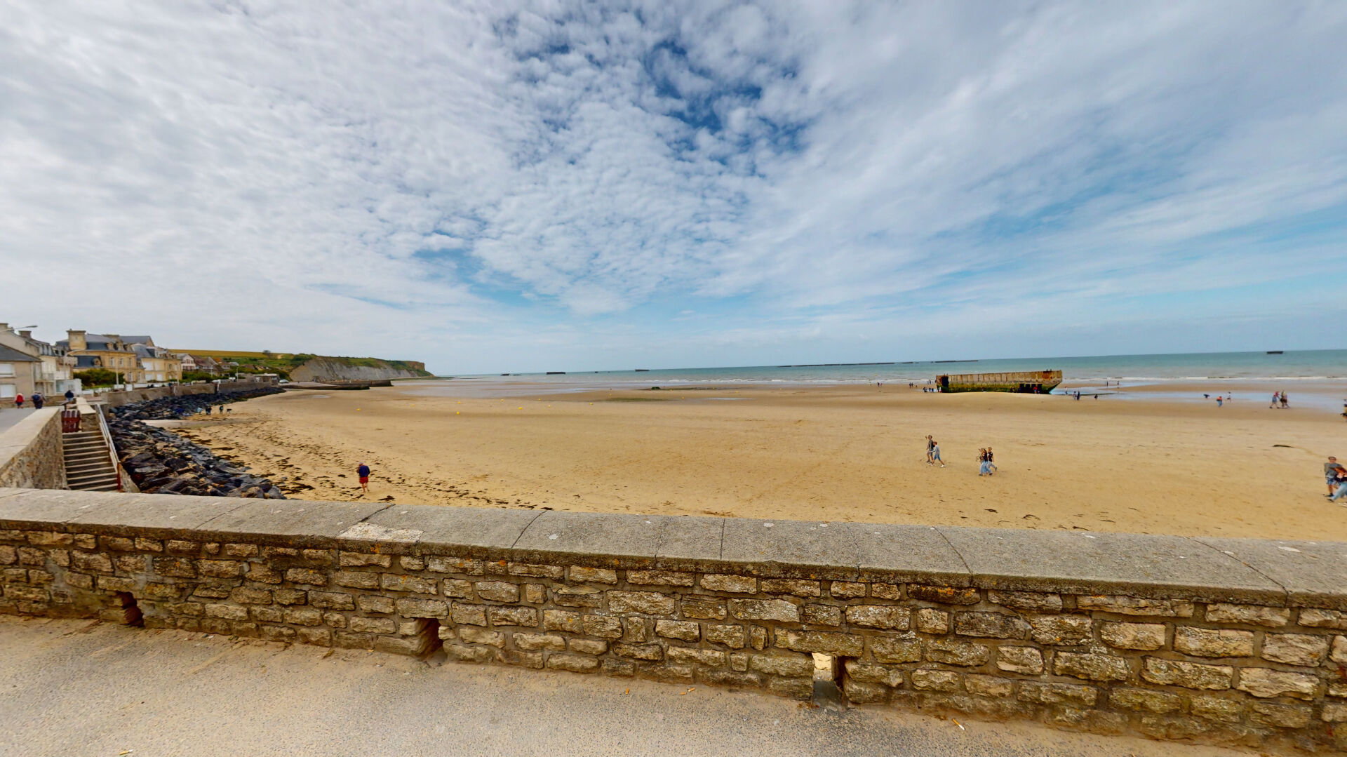 MAISON DE VILLE RÉNOVÉE - 30 MÈTRES DE LA PLAGE - VENDUE MEUBLÉE