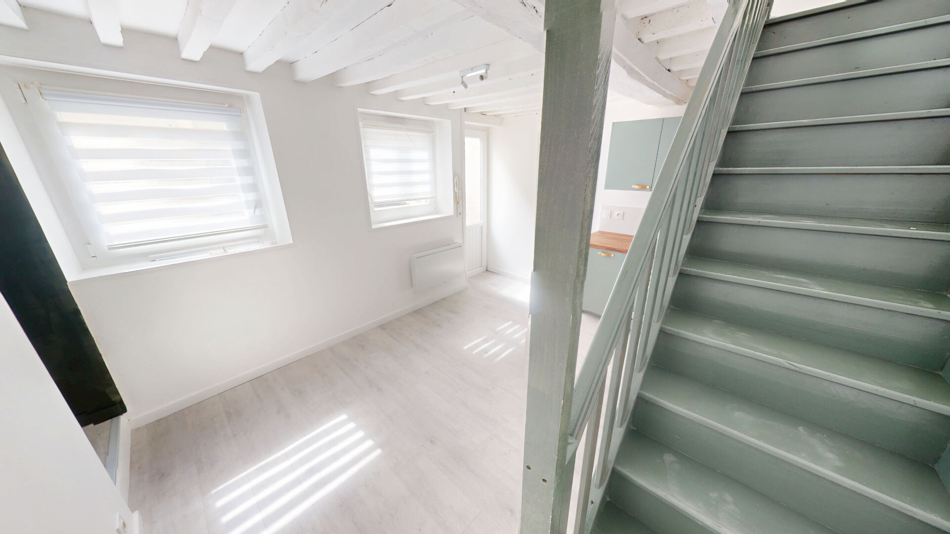 Photo DUPLEX RÉNOVÉ LUMINEUX DE 38 M2 - PLEIN CENTRE HISTORIQUE image 4/6