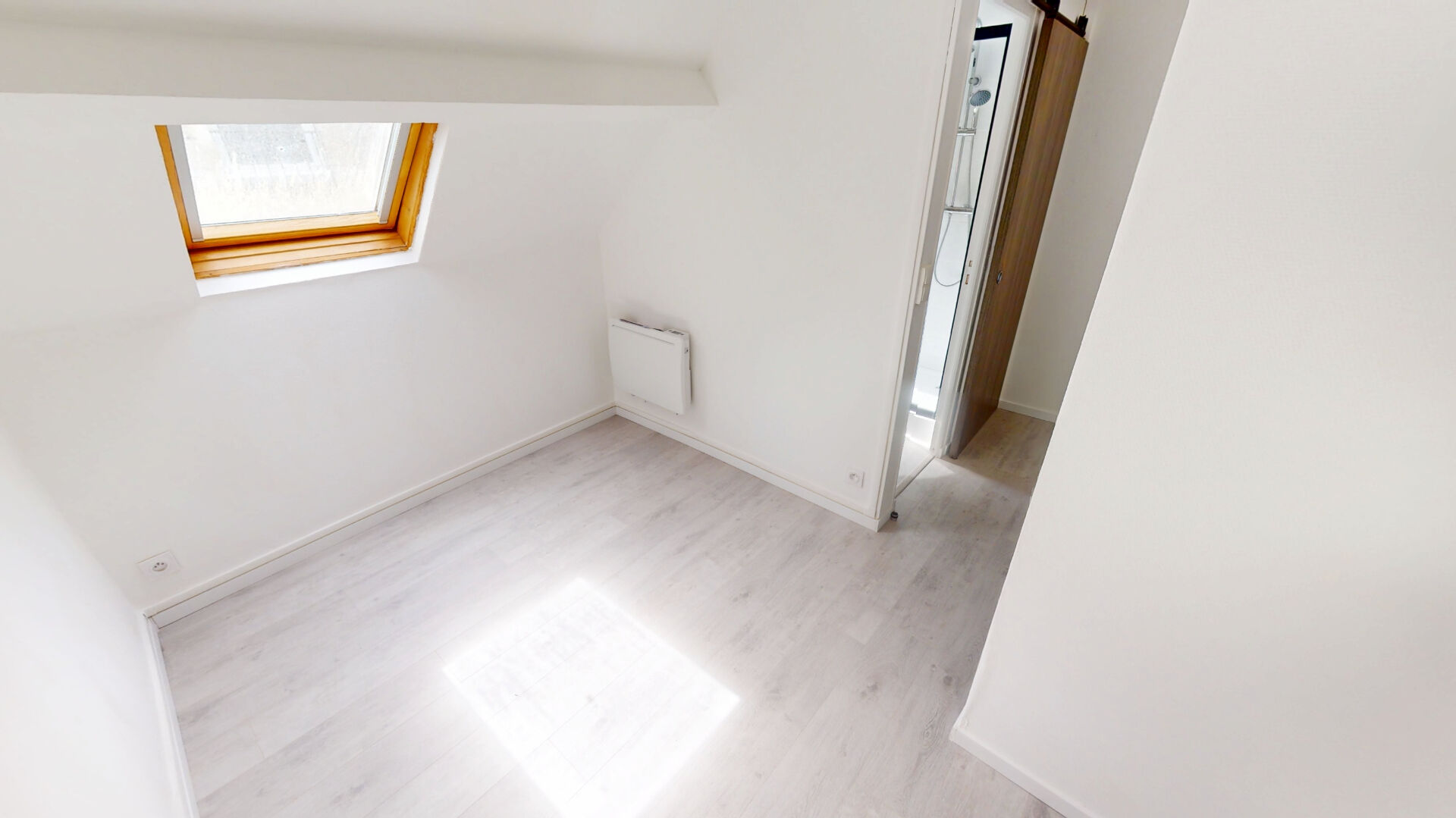 Photo DUPLEX RÉNOVÉ LUMINEUX DE 38 M2 - PLEIN CENTRE HISTORIQUE image 5/6