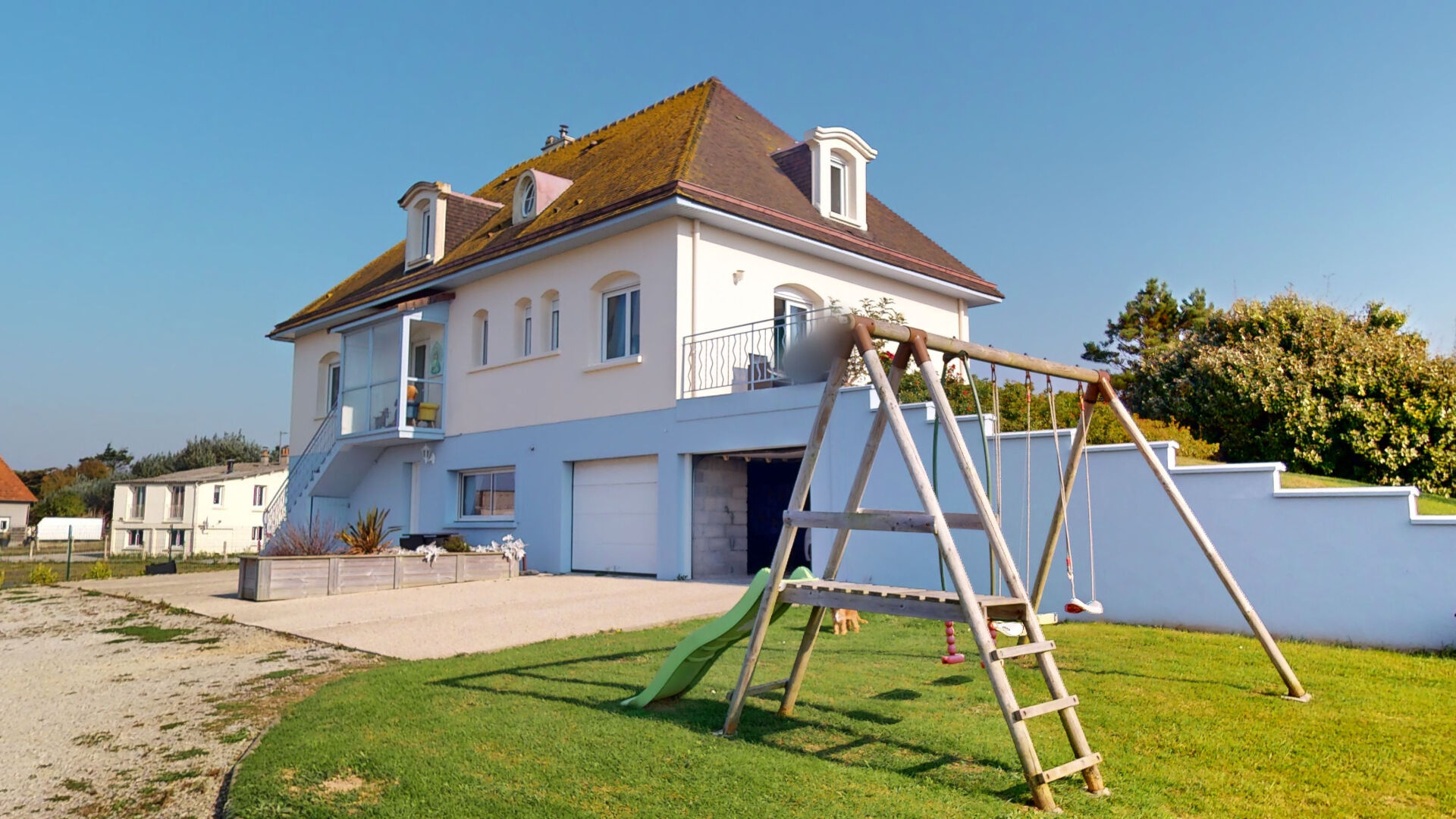 Photo PROPRIÉTÉ EN FRONT DE MER DE 314 M2 AVEC CHAMBRES À LOUER ET PARTIE PRIVATIVE image 1/6