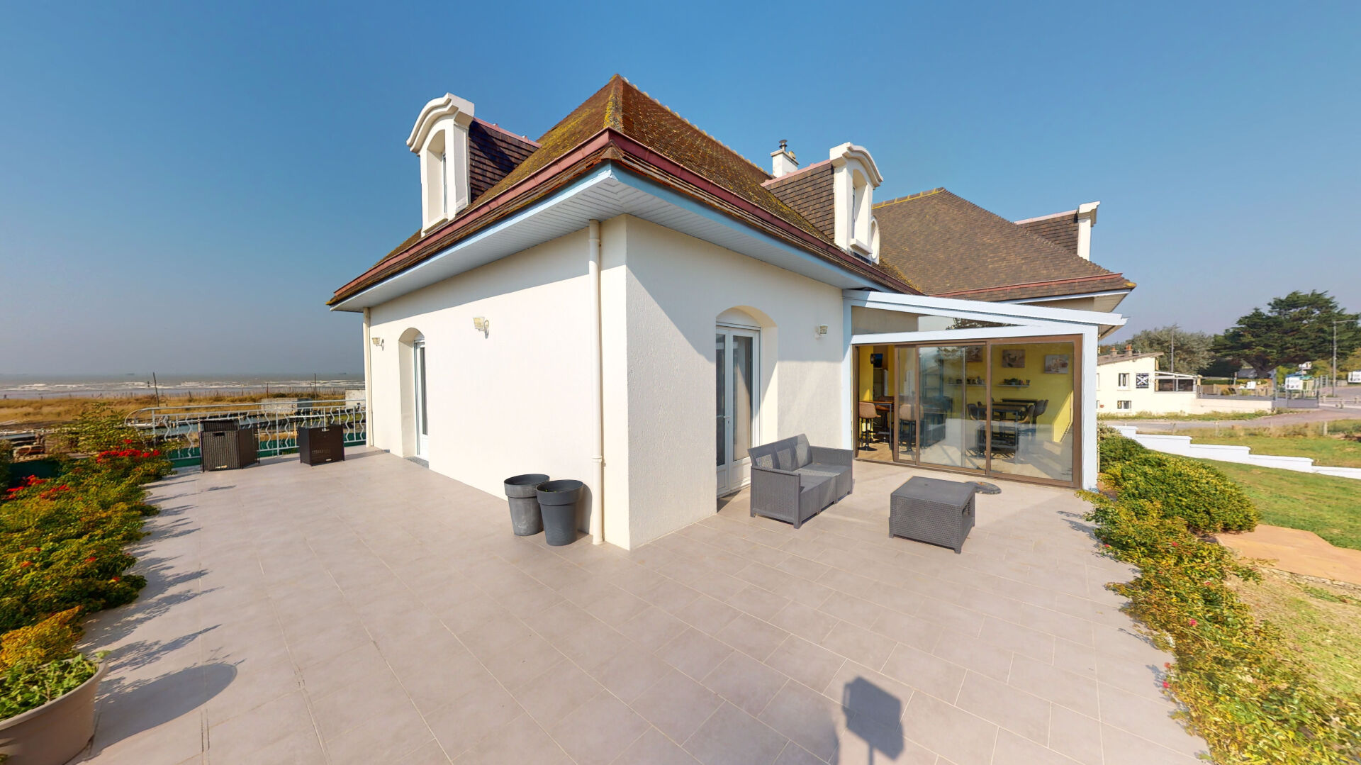 PROPRIÉTÉ EN FRONT DE MER DE 314 M2 AVEC CHAMBRES À LOUER ET PARTIE PRIVATIVE