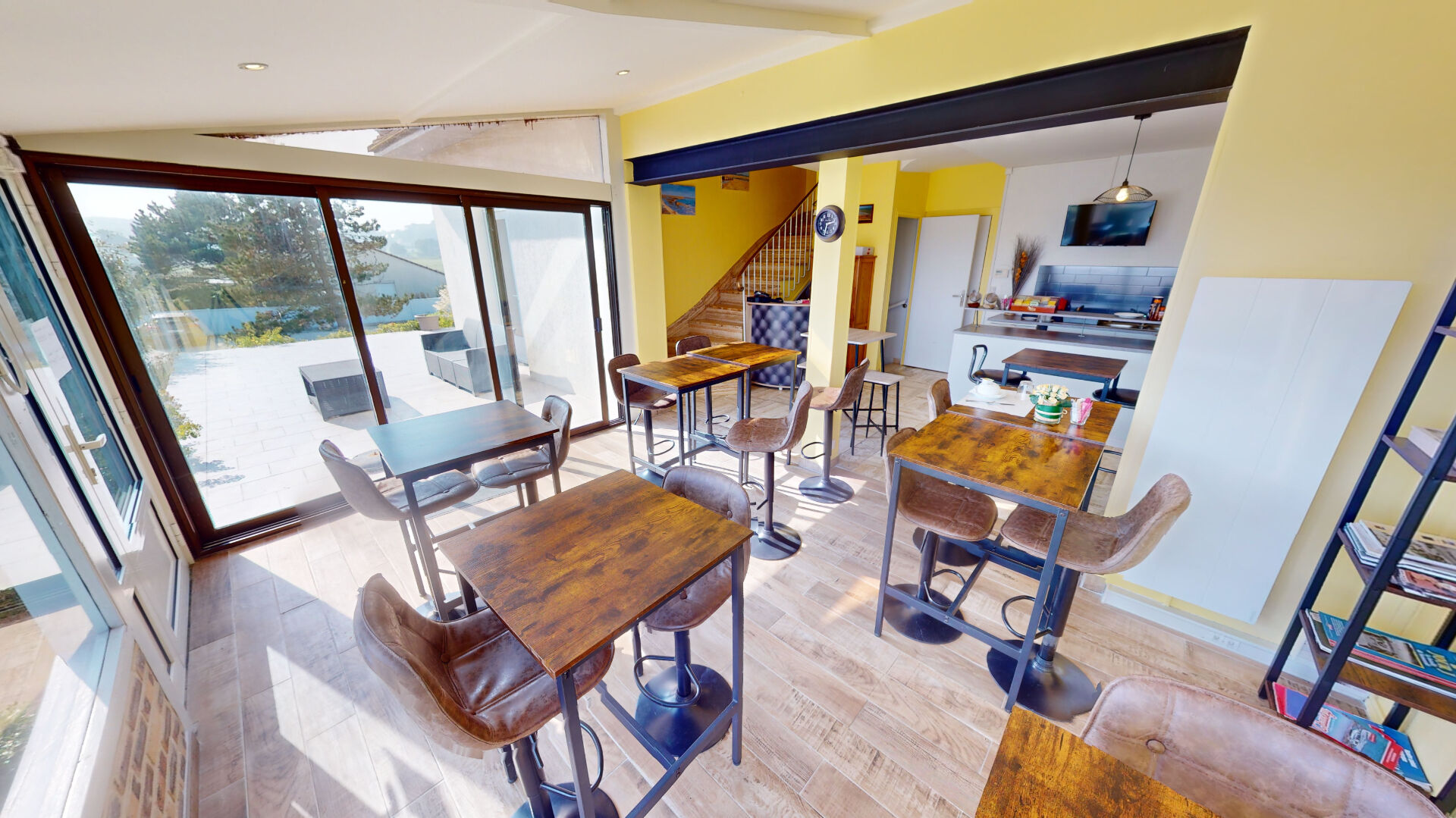 Photo PROPRIÉTÉ EN FRONT DE MER DE 314 M2 AVEC CHAMBRES À LOUER ET PARTIE PRIVATIVE image 3/6
