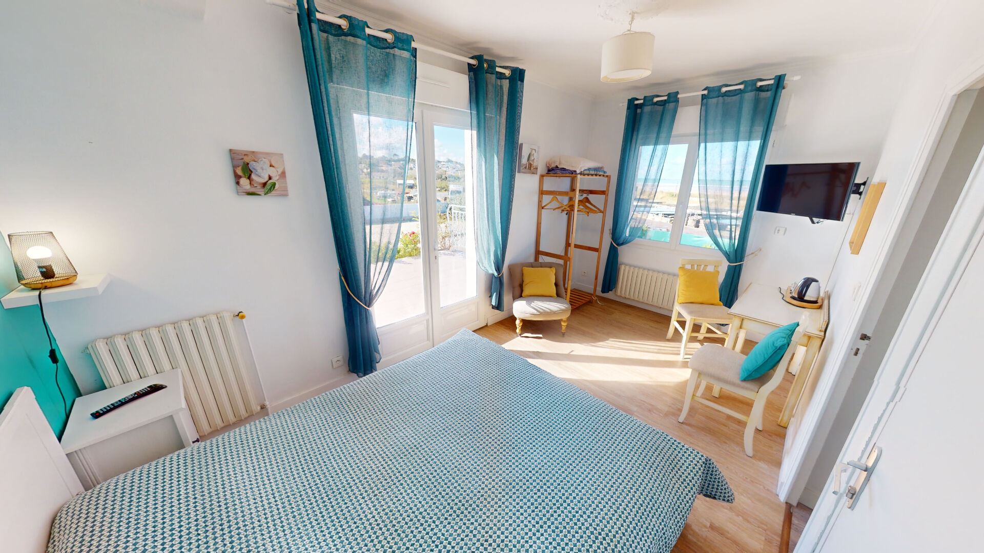 Photo PROPRIÉTÉ EN FRONT DE MER DE 314 M2 AVEC CHAMBRES À LOUER ET PARTIE PRIVATIVE image 4/6