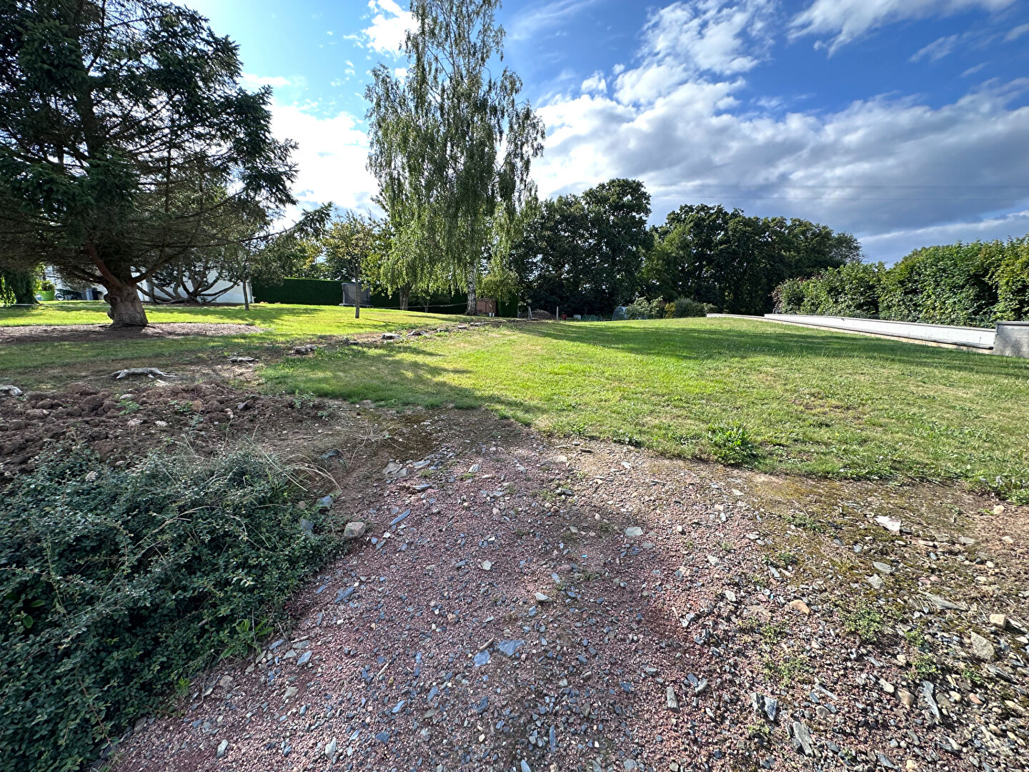 TERRAIN CONSTRUCTIBLE DE 1237 M2 - VIABILISÉ - HORS LOTISSEMENT