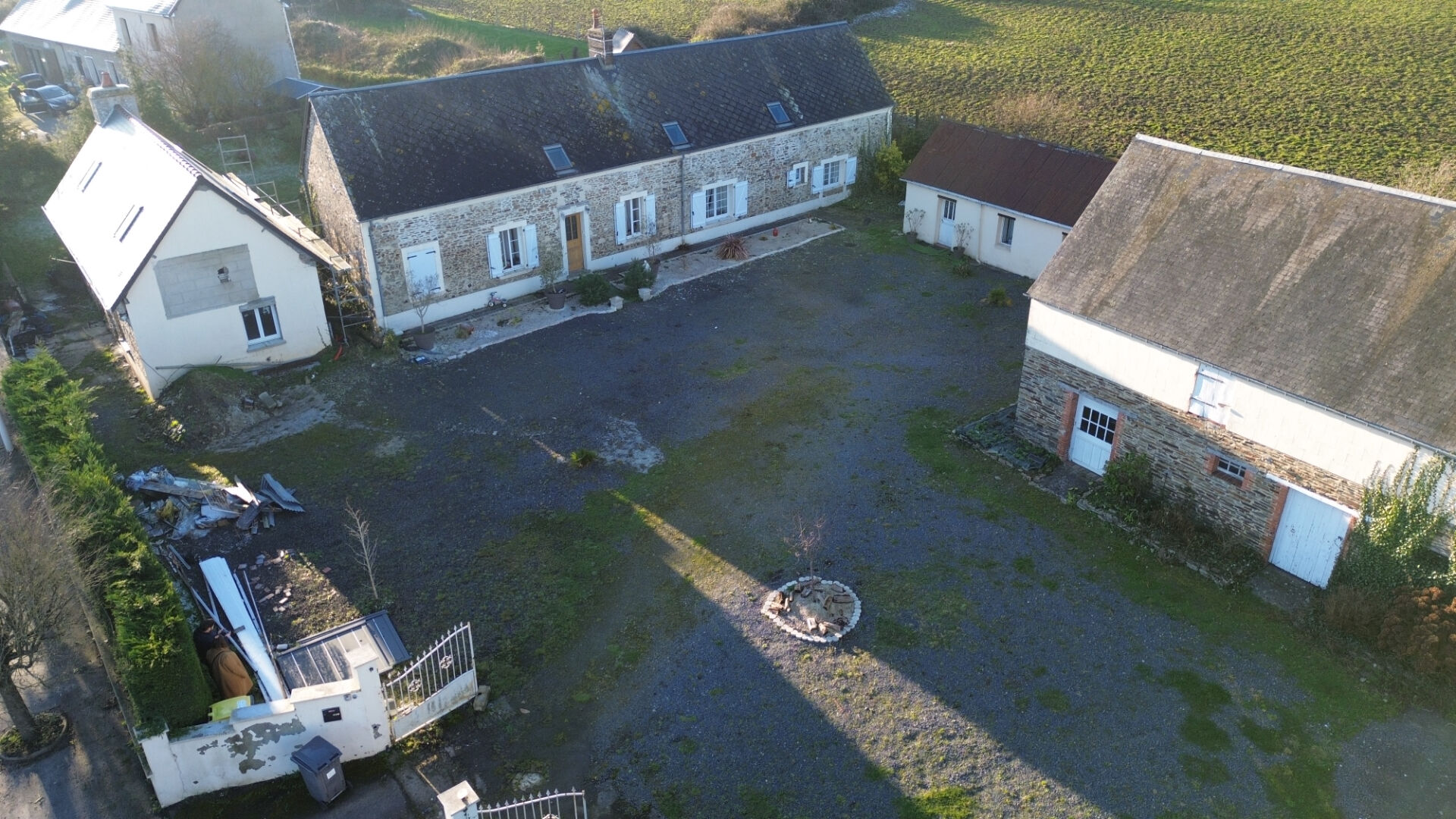 ENSEMBLE IMMOBILIER MAISON PRINCIPALE DE 200 M2 ET 5 DEPENDANCES - 2688 M2 DE TERRAIN