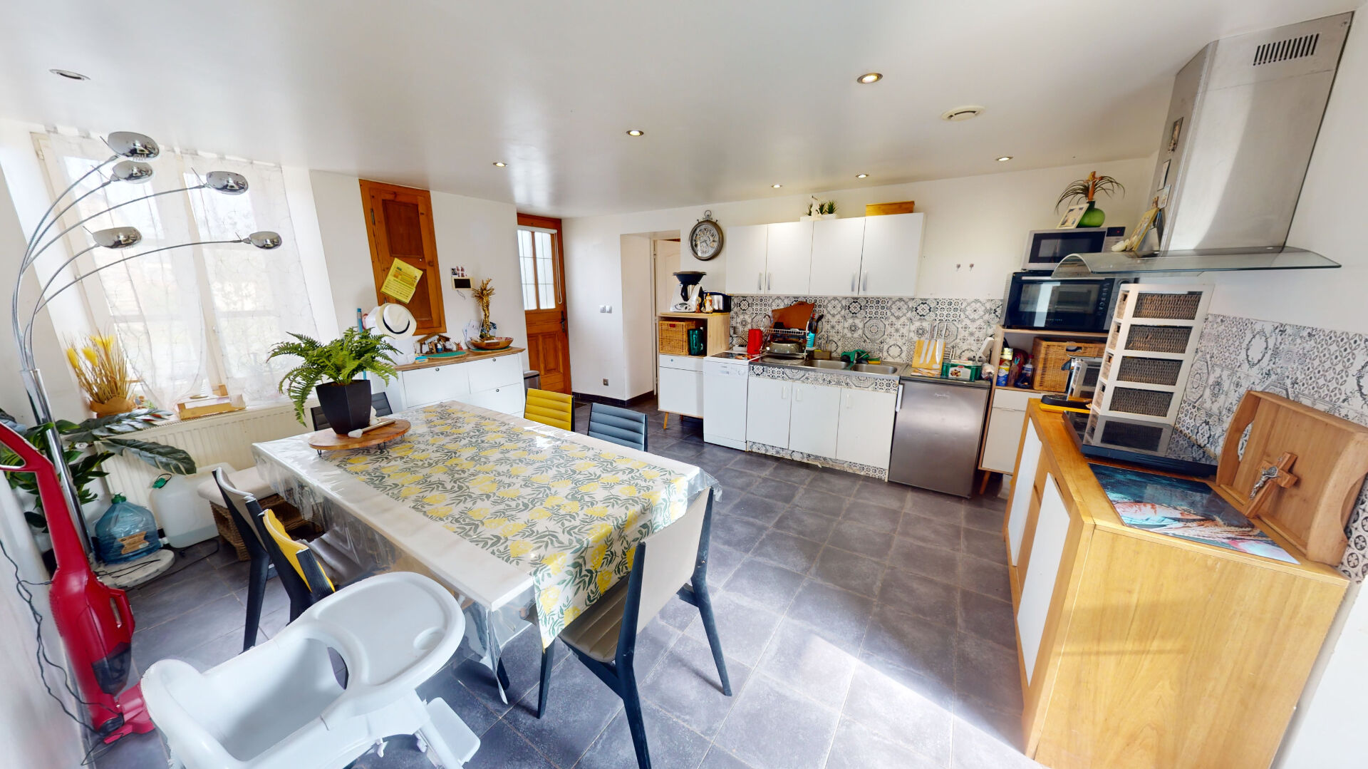 Photo ENSEMBLE IMMOBILIER MAISON PRINCIPALE DE 200 M2 ET 5 DEPENDANCES - 2688 M2 DE TERRAIN image 4/6