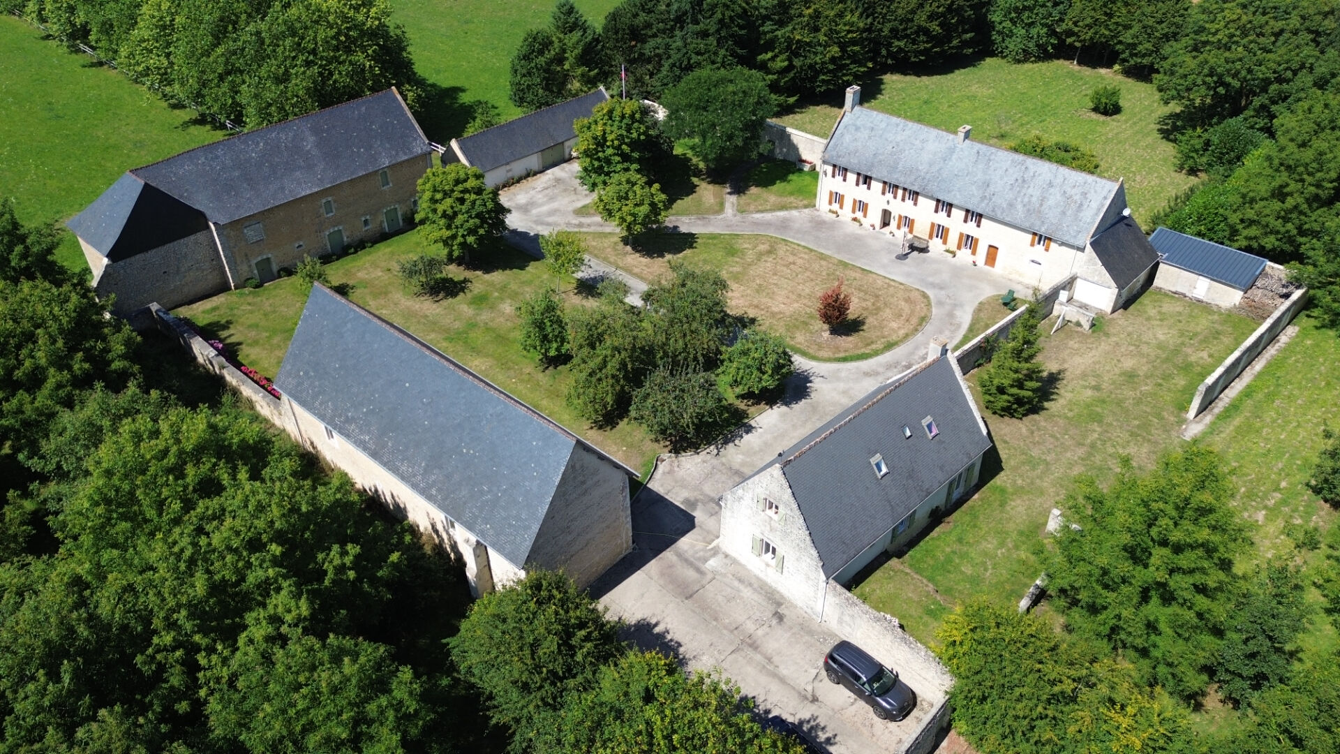 Photo DOMAINE AVEC 2 HABITATIONS ET 3 DÉPENDANCES - 4,5 HA - 7 KMS BAYEUX NORD-OUEST image 2/6