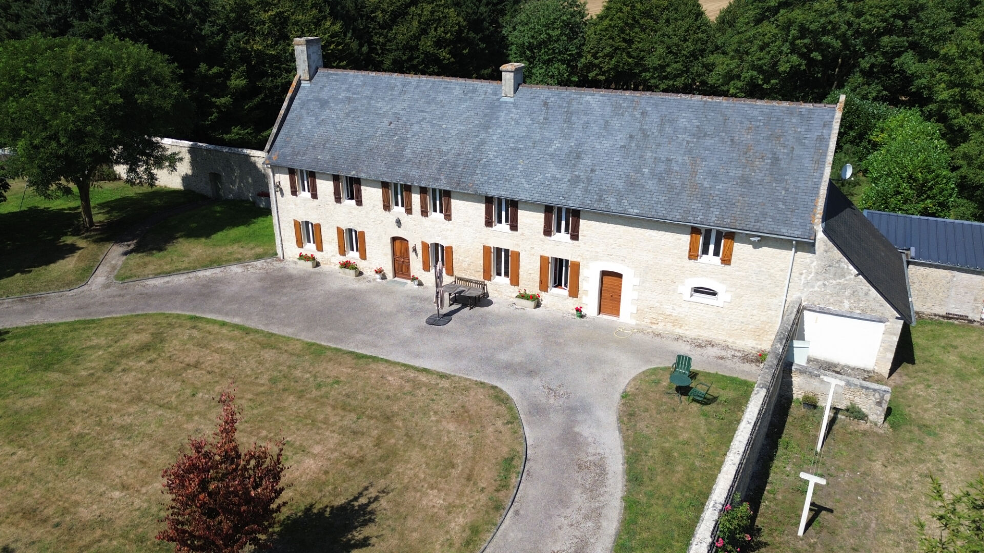 Photo DOMAINE AVEC 2 HABITATIONS ET 3 DÉPENDANCES - 4,5 HA - 7 KMS BAYEUX NORD-OUEST image 3/6