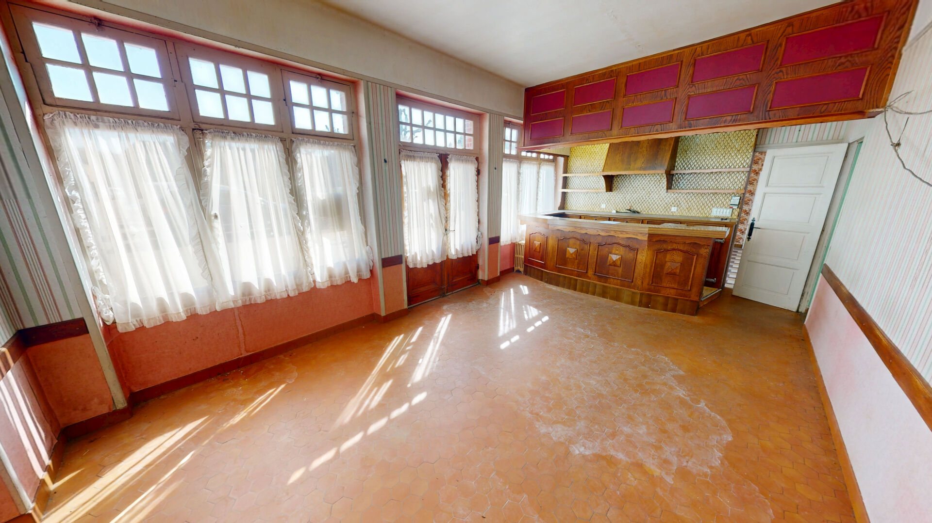 Photo IMMEUBLE À FORT POTENTIEL - 402 M2 - CENTRE DE THURY-HARCOURT image 2/6