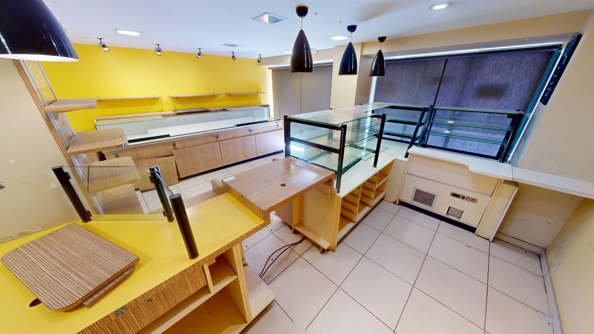 Photo DROIT AU BAIL - 134 M2 - CENTRE-VILLE EMPLACEMENT N°1 image 4/6