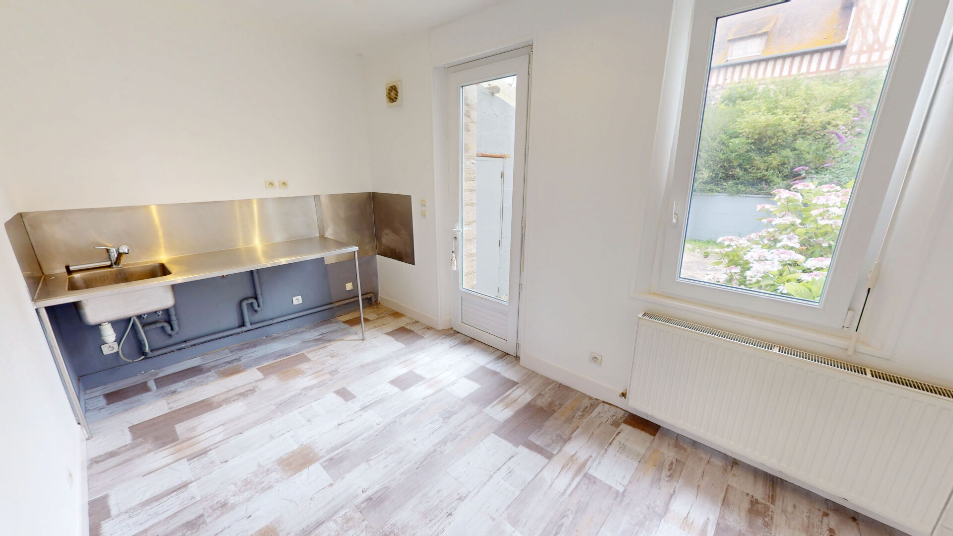 Photo MAISON À 30 METRES DE LA MER - 3 CHAMBRES - COURETTE EXTÉRIEURE image 5/6