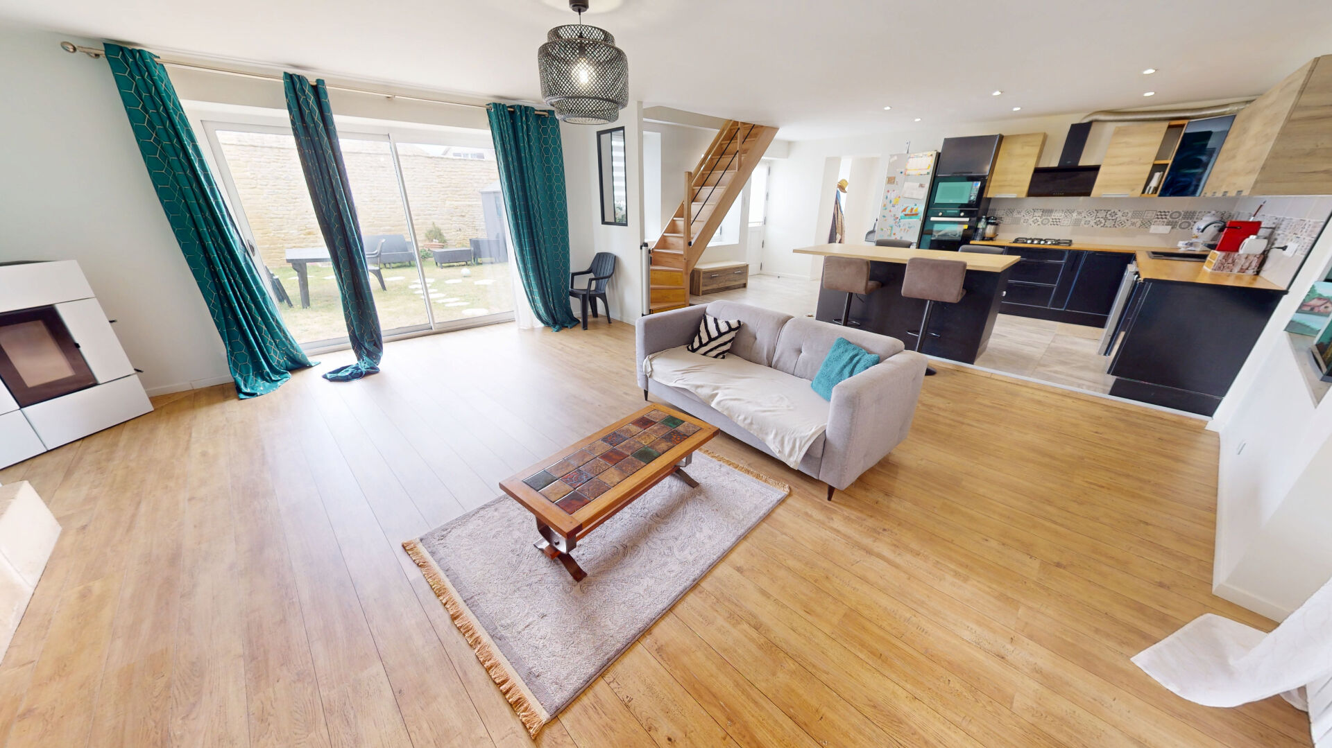 MAISON EN PIERRES RÉNOVÉE DE 192 M2 - VIE DE PLAIN-PIED - 5 CHAMBRES - PROCHE MER